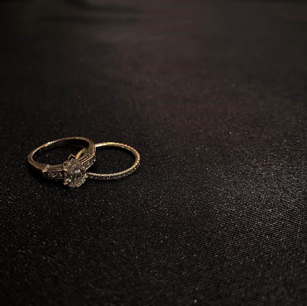仲村美香さんのインスタグラム写真 - (仲村美香Instagram)「engagement ring💍♡ ペアシェイプ型にしたんだけど シャープでモードなデザインが かなり気に入ってる…♡♡♡ 特別な日に付ける大切な指輪☺️❤️ ・ ・ ・ ・ #engagementring#婚約指輪#結婚指輪#harrywinston #boucheron」9月27日 18時56分 - mikapu0519