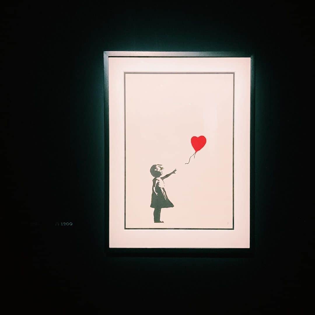 下舘夏希さんのインスタグラム写真 - (下舘夏希Instagram)「BANKSY 「GIRL WITH BALLOON」 #banksy #バンクシー展 #バンクシー #girl_with_balloon #art #芸術 #バンクシー展天才か反逆者か」9月27日 18時48分 - dateshimo