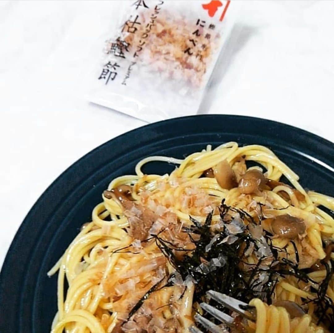にんべん　おだしでキレイ習慣さんのインスタグラム写真 - (にんべん　おだしでキレイ習慣Instagram)「こんにちは🐟💕﻿ 今日は @puripuriosiri さんの #秋のにんべんごはん2020 投稿をご紹介します🤗💓﻿ にんべんフレッシュパックソフトプレミアムの本枯鰹節を使ってくださいました❣️﻿ ﻿ .﻿ .﻿ .﻿ ﻿ ﻿ ﻿ #pasta #japanesepasta ﻿ #nori #katsuobushi #ninben ﻿ .﻿ .﻿ 今日はお迎えに間に合わず…仕事を中抜けして保育園へ💦ママ友が子供を預かってくれて、助かりましたー！　﻿ 周りの支えに感謝🙏﻿ .﻿ .﻿ #きのこたっぷり和風パスタ ﻿ #しめじ #舞茸 #エリンギ ﻿ #和風パスタ #鰹節パスタ ﻿ #にんべん新商品2020秋冬 #にんべんフレッシュパックソフトプレミアム #だしのある生活 #秋のにんべんごはん2020 #にんべんだしアンバサダー﻿ ﻿」9月27日 18時52分 - ninben.dashiambassador