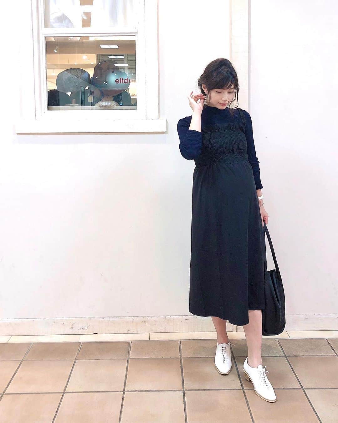 三佐和あやのインスタグラム：「こんばんは〜﻿🌙 お腹大きくなってきて ワンピが大活躍 @10pm_official のワンピ ギャザーが効いてて 妊婦でも楽チン♪用事ついでに 西宮ガーデンズ寄ったら 人がたくさんだった〜 🚶‍♀️🚶‍♀️ ﻿ ﻿ One peace ... @10pm_official  Bag ... @gu_for_all_ ﻿ shoes ... @kobe_lettuce  +*————————*+﻿ ﻿ #ワンピース #ワンピースコーデ #秋コーデ #きょこ #いつコ #シンプル #シンプ#プチプラファッション #韓国メイク #オルチャンファッション #オルチャンヘア  #fashion #ootd #モノトーンコーデ #アラサー #30代ファッション #30代コーデ #マタニティコーデ #マタニティライフ #ぷんにー #妊婦コーデ  ﻿ ﻿ ﻿ #10pm  ★オンラインストア﻿ https://10pm.theshop.jp/」