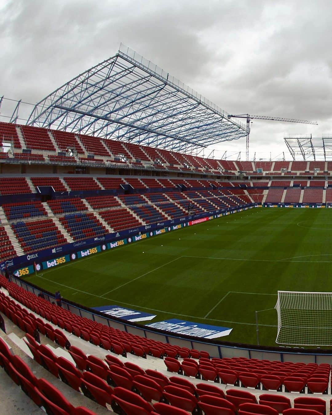 LFPさんのインスタグラム写真 - (LFPInstagram)「🏟😍 🅔🅛 🅢🅐🅓🅐🅡 😍🏟  #LaLiga #LaLigaSantander #Osasuna #Football」9月27日 18時54分 - laliga