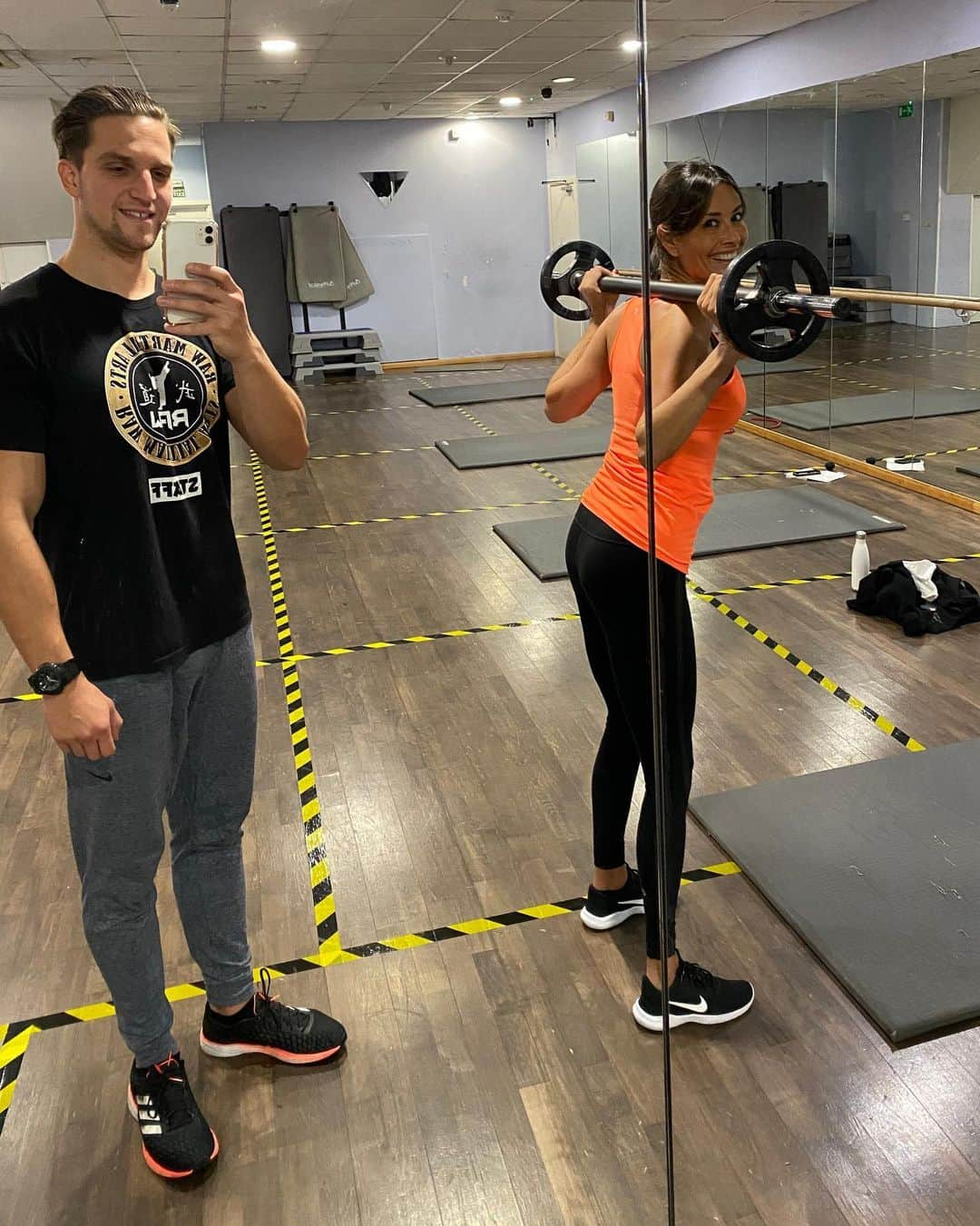 メラニー・サイクスさんのインスタグラム写真 - (メラニー・サイクスInstagram)「Morning gang 😁💫 oh the toil 😅 back at the gym this last week after months of training at home.  fun with #pt @faboviktor as always 🧡 Thankyou @msxshaima for enticing me back 🥰💫 #lowerbodyworkout #sundaytraining #splitsquats #glutesworkout #legday  what exercise are you getting in today ? 💪🏼💫 @sweatybetty #vest 🍊」9月27日 19時04分 - msmelaniesykes