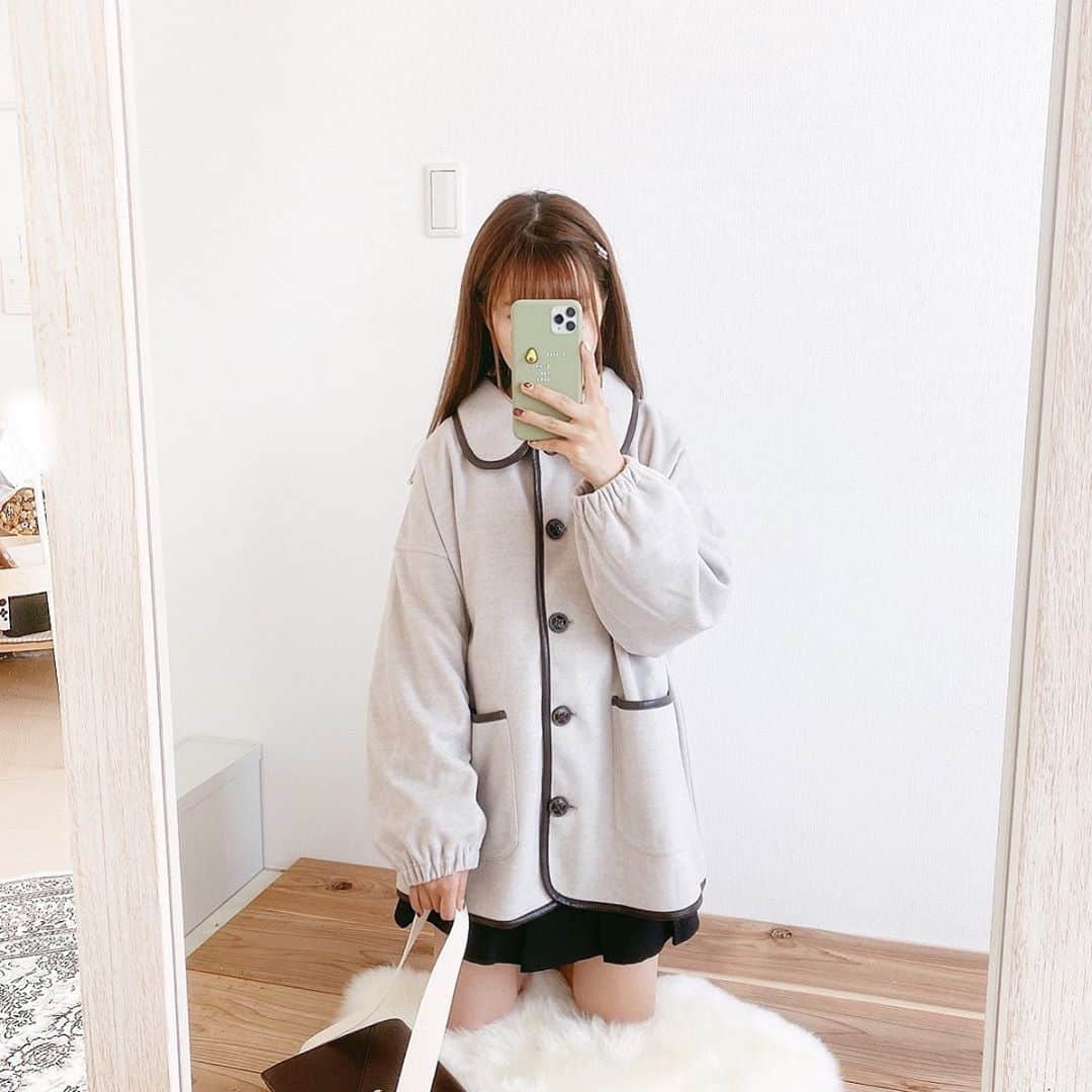 たかあしあかりさんのインスタグラム写真 - (たかあしあかりInstagram)「⠀ - - - - - - - ▶︎◀︎ - - - - - - - ⠀ ～ 秋冬あったかコーデ 〜  今日は @apres_jour  さんの パイピングショートコートを きてみました👼🏻👼🏻👼🏻  ⠀⠀ レザーのパイピングが 今期らしくて可愛いアウターです♡ ⠀⠀ ⠀⠀ ボタンを開けても閉めても 可愛くきれるから 秋先から着れそうです◎ ⠀⠀ アウター @apres_jour バッグ @moitytto_ スカート @grl_official ⠀ ⠀⠀ ⠀ 最後まで見てくださって ありがとうございました☺️☺️ ⠀ ⠀ - - - - - - - ▶︎◀︎ - - - - - - - ⠀ ⠀ ⠀ ⠀ ⠀ ⠀ ⠀ #pr #低身長コーデ #ゆるコーデ #アプレジュール #アプレ部 #秋冬コーデ #お家コーデ #ワントーンコーデ #低身長  #着まわしコーデ #今日のコーデ #学生コーデ #zozoでしか買えない #apresjour #apres_pr #パイピングコート #低身長ファッション #今日のコーデ #プチプラ#着回しコーデ #デート#デートコーデ#デート服#ootd #ミニスカート #ブラウンコーデ」9月27日 18時57分 - akari___0302