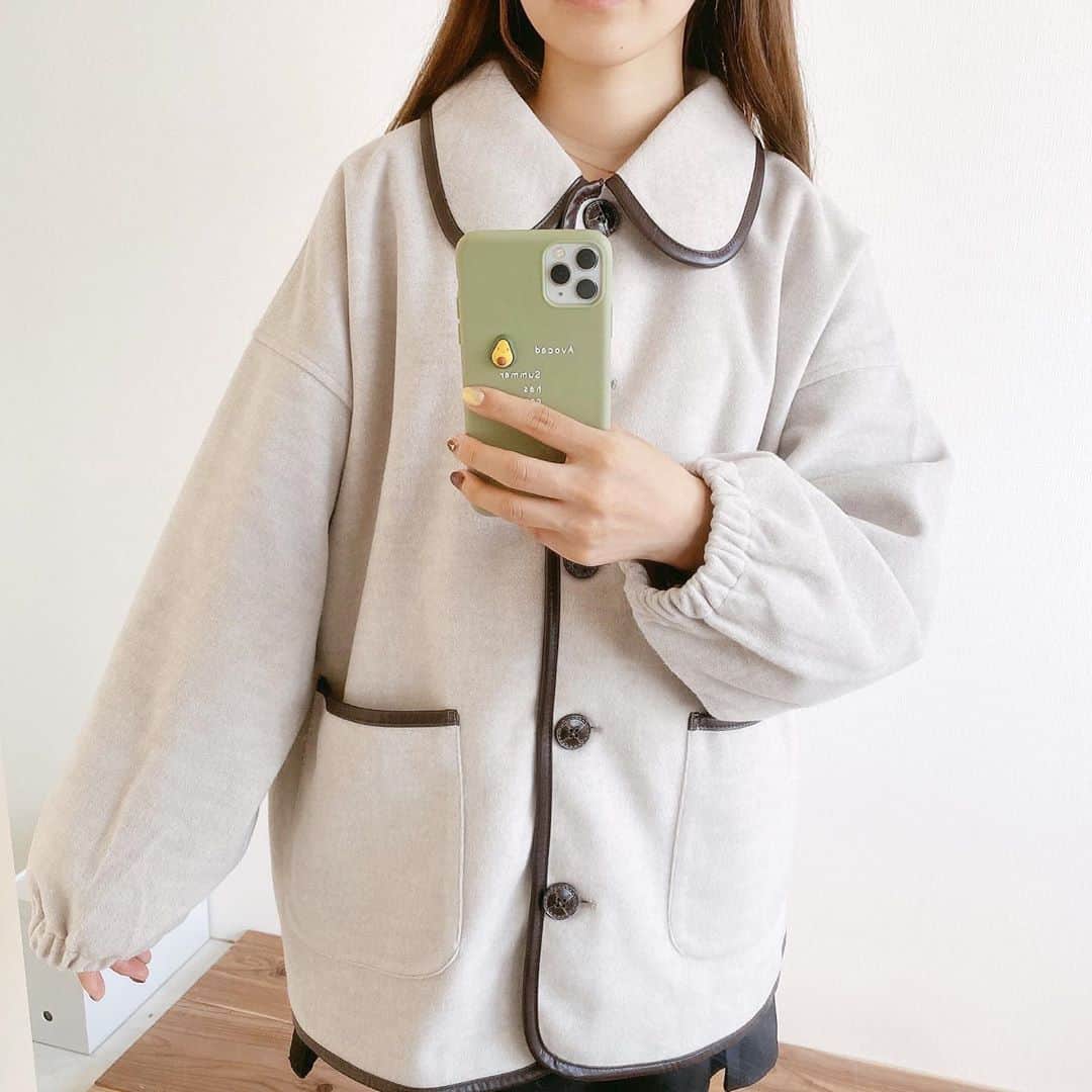 たかあしあかりさんのインスタグラム写真 - (たかあしあかりInstagram)「⠀ - - - - - - - ▶︎◀︎ - - - - - - - ⠀ ～ 秋冬あったかコーデ 〜  今日は @apres_jour  さんの パイピングショートコートを きてみました👼🏻👼🏻👼🏻  ⠀⠀ レザーのパイピングが 今期らしくて可愛いアウターです♡ ⠀⠀ ⠀⠀ ボタンを開けても閉めても 可愛くきれるから 秋先から着れそうです◎ ⠀⠀ アウター @apres_jour バッグ @moitytto_ スカート @grl_official ⠀ ⠀⠀ ⠀ 最後まで見てくださって ありがとうございました☺️☺️ ⠀ ⠀ - - - - - - - ▶︎◀︎ - - - - - - - ⠀ ⠀ ⠀ ⠀ ⠀ ⠀ ⠀ #pr #低身長コーデ #ゆるコーデ #アプレジュール #アプレ部 #秋冬コーデ #お家コーデ #ワントーンコーデ #低身長  #着まわしコーデ #今日のコーデ #学生コーデ #zozoでしか買えない #apresjour #apres_pr #パイピングコート #低身長ファッション #今日のコーデ #プチプラ#着回しコーデ #デート#デートコーデ#デート服#ootd #ミニスカート #ブラウンコーデ」9月27日 18時57分 - akari___0302