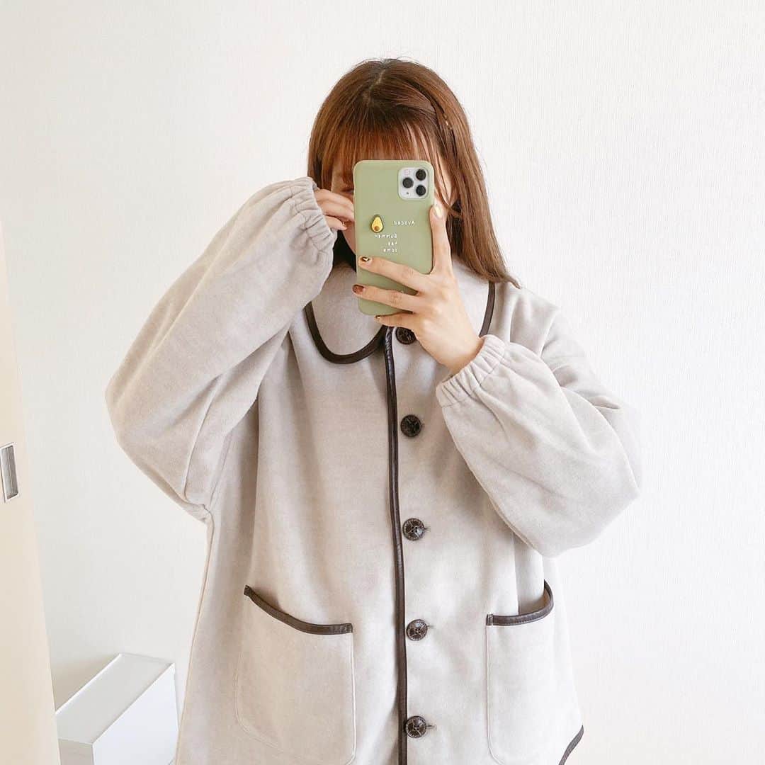 たかあしあかりさんのインスタグラム写真 - (たかあしあかりInstagram)「⠀ - - - - - - - ▶︎◀︎ - - - - - - - ⠀ ～ 秋冬あったかコーデ 〜  今日は @apres_jour  さんの パイピングショートコートを きてみました👼🏻👼🏻👼🏻  ⠀⠀ レザーのパイピングが 今期らしくて可愛いアウターです♡ ⠀⠀ ⠀⠀ ボタンを開けても閉めても 可愛くきれるから 秋先から着れそうです◎ ⠀⠀ アウター @apres_jour バッグ @moitytto_ スカート @grl_official ⠀ ⠀⠀ ⠀ 最後まで見てくださって ありがとうございました☺️☺️ ⠀ ⠀ - - - - - - - ▶︎◀︎ - - - - - - - ⠀ ⠀ ⠀ ⠀ ⠀ ⠀ ⠀ #pr #低身長コーデ #ゆるコーデ #アプレジュール #アプレ部 #秋冬コーデ #お家コーデ #ワントーンコーデ #低身長  #着まわしコーデ #今日のコーデ #学生コーデ #zozoでしか買えない #apresjour #apres_pr #パイピングコート #低身長ファッション #今日のコーデ #プチプラ#着回しコーデ #デート#デートコーデ#デート服#ootd #ミニスカート #ブラウンコーデ」9月27日 18時57分 - akari___0302