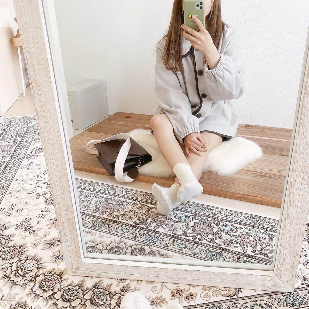 たかあしあかりさんのインスタグラム写真 - (たかあしあかりInstagram)「⠀ - - - - - - - ▶︎◀︎ - - - - - - - ⠀ ～ 秋冬あったかコーデ 〜  今日は @apres_jour  さんの パイピングショートコートを きてみました👼🏻👼🏻👼🏻  ⠀⠀ レザーのパイピングが 今期らしくて可愛いアウターです♡ ⠀⠀ ⠀⠀ ボタンを開けても閉めても 可愛くきれるから 秋先から着れそうです◎ ⠀⠀ アウター @apres_jour バッグ @moitytto_ スカート @grl_official ⠀ ⠀⠀ ⠀ 最後まで見てくださって ありがとうございました☺️☺️ ⠀ ⠀ - - - - - - - ▶︎◀︎ - - - - - - - ⠀ ⠀ ⠀ ⠀ ⠀ ⠀ ⠀ #pr #低身長コーデ #ゆるコーデ #アプレジュール #アプレ部 #秋冬コーデ #お家コーデ #ワントーンコーデ #低身長  #着まわしコーデ #今日のコーデ #学生コーデ #zozoでしか買えない #apresjour #apres_pr #パイピングコート #低身長ファッション #今日のコーデ #プチプラ#着回しコーデ #デート#デートコーデ#デート服#ootd #ミニスカート #ブラウンコーデ」9月27日 18時57分 - akari___0302