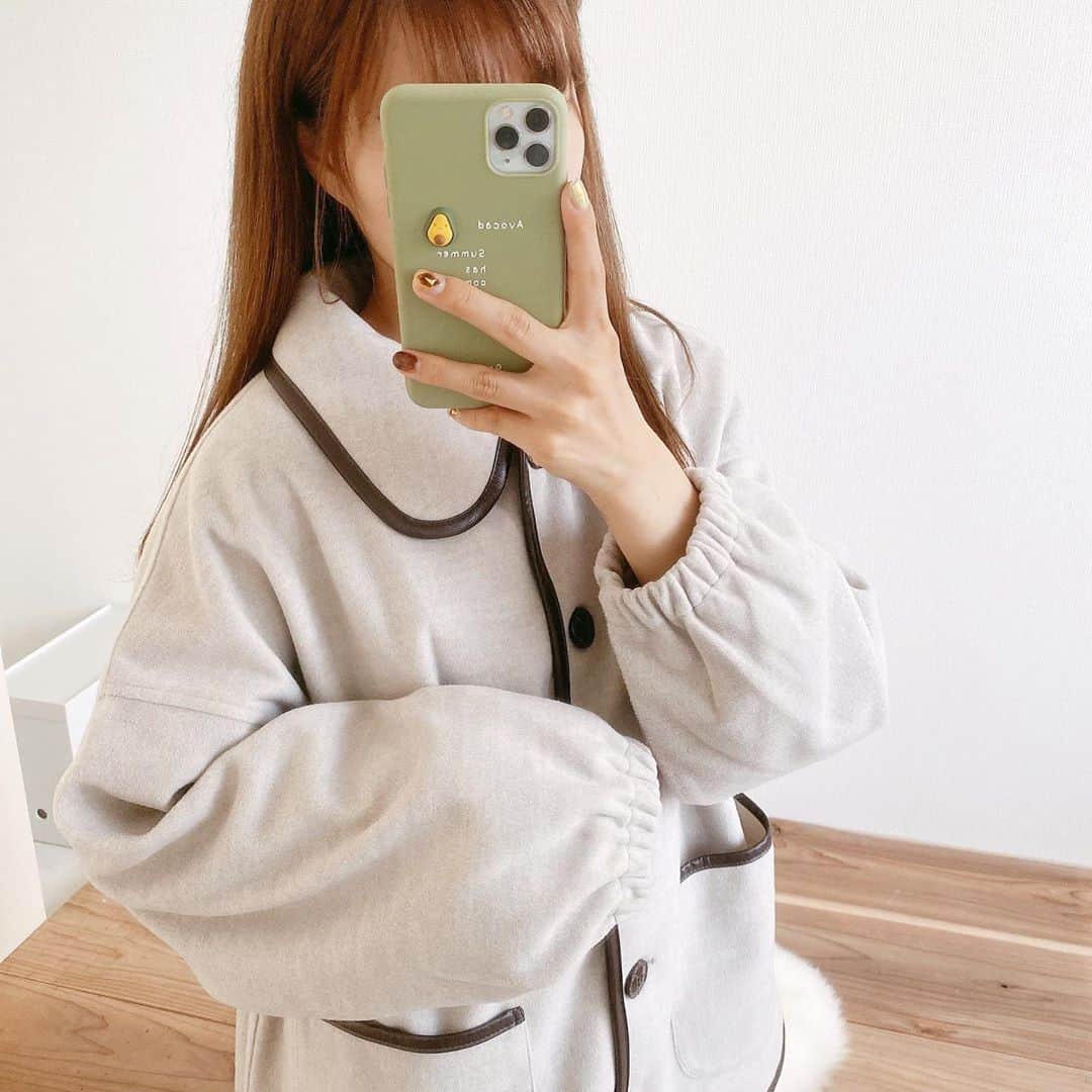 たかあしあかりさんのインスタグラム写真 - (たかあしあかりInstagram)「⠀ - - - - - - - ▶︎◀︎ - - - - - - - ⠀ ～ 秋冬あったかコーデ 〜  今日は @apres_jour  さんの パイピングショートコートを きてみました👼🏻👼🏻👼🏻  ⠀⠀ レザーのパイピングが 今期らしくて可愛いアウターです♡ ⠀⠀ ⠀⠀ ボタンを開けても閉めても 可愛くきれるから 秋先から着れそうです◎ ⠀⠀ アウター @apres_jour バッグ @moitytto_ スカート @grl_official ⠀ ⠀⠀ ⠀ 最後まで見てくださって ありがとうございました☺️☺️ ⠀ ⠀ - - - - - - - ▶︎◀︎ - - - - - - - ⠀ ⠀ ⠀ ⠀ ⠀ ⠀ ⠀ #pr #低身長コーデ #ゆるコーデ #アプレジュール #アプレ部 #秋冬コーデ #お家コーデ #ワントーンコーデ #低身長  #着まわしコーデ #今日のコーデ #学生コーデ #zozoでしか買えない #apresjour #apres_pr #パイピングコート #低身長ファッション #今日のコーデ #プチプラ#着回しコーデ #デート#デートコーデ#デート服#ootd #ミニスカート #ブラウンコーデ」9月27日 18時57分 - akari___0302