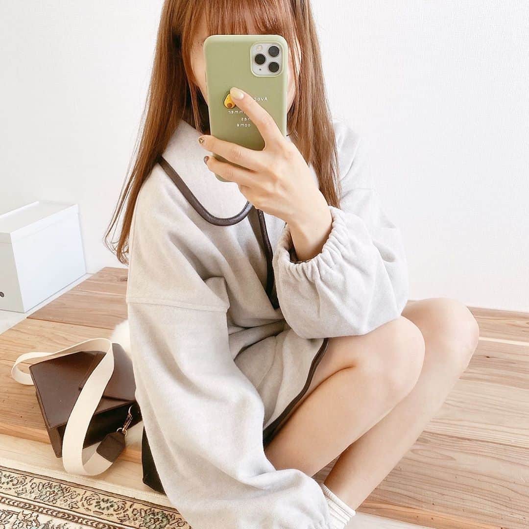 たかあしあかりさんのインスタグラム写真 - (たかあしあかりInstagram)「⠀ - - - - - - - ▶︎◀︎ - - - - - - - ⠀ ～ 秋冬あったかコーデ 〜  今日は @apres_jour  さんの パイピングショートコートを きてみました👼🏻👼🏻👼🏻  ⠀⠀ レザーのパイピングが 今期らしくて可愛いアウターです♡ ⠀⠀ ⠀⠀ ボタンを開けても閉めても 可愛くきれるから 秋先から着れそうです◎ ⠀⠀ アウター @apres_jour バッグ @moitytto_ スカート @grl_official ⠀ ⠀⠀ ⠀ 最後まで見てくださって ありがとうございました☺️☺️ ⠀ ⠀ - - - - - - - ▶︎◀︎ - - - - - - - ⠀ ⠀ ⠀ ⠀ ⠀ ⠀ ⠀ #pr #低身長コーデ #ゆるコーデ #アプレジュール #アプレ部 #秋冬コーデ #お家コーデ #ワントーンコーデ #低身長  #着まわしコーデ #今日のコーデ #学生コーデ #zozoでしか買えない #apresjour #apres_pr #パイピングコート #低身長ファッション #今日のコーデ #プチプラ#着回しコーデ #デート#デートコーデ#デート服#ootd #ミニスカート #ブラウンコーデ」9月27日 18時57分 - akari___0302