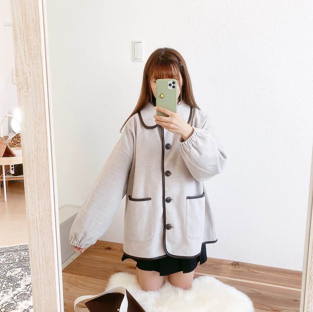 たかあしあかりさんのインスタグラム写真 - (たかあしあかりInstagram)「⠀ - - - - - - - ▶︎◀︎ - - - - - - - ⠀ ～ 秋冬あったかコーデ 〜  今日は @apres_jour  さんの パイピングショートコートを きてみました👼🏻👼🏻👼🏻  ⠀⠀ レザーのパイピングが 今期らしくて可愛いアウターです♡ ⠀⠀ ⠀⠀ ボタンを開けても閉めても 可愛くきれるから 秋先から着れそうです◎ ⠀⠀ アウター @apres_jour バッグ @moitytto_ スカート @grl_official ⠀ ⠀⠀ ⠀ 最後まで見てくださって ありがとうございました☺️☺️ ⠀ ⠀ - - - - - - - ▶︎◀︎ - - - - - - - ⠀ ⠀ ⠀ ⠀ ⠀ ⠀ ⠀ #pr #低身長コーデ #ゆるコーデ #アプレジュール #アプレ部 #秋冬コーデ #お家コーデ #ワントーンコーデ #低身長  #着まわしコーデ #今日のコーデ #学生コーデ #zozoでしか買えない #apresjour #apres_pr #パイピングコート #低身長ファッション #今日のコーデ #プチプラ#着回しコーデ #デート#デートコーデ#デート服#ootd #ミニスカート #ブラウンコーデ」9月27日 18時57分 - akari___0302