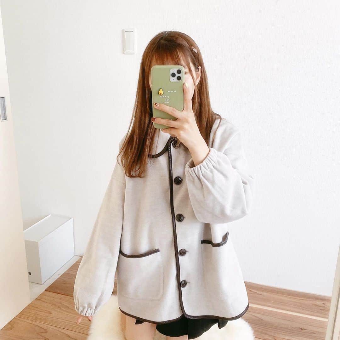 たかあしあかりさんのインスタグラム写真 - (たかあしあかりInstagram)「⠀ - - - - - - - ▶︎◀︎ - - - - - - - ⠀ ～ 秋冬あったかコーデ 〜  今日は @apres_jour  さんの パイピングショートコートを きてみました👼🏻👼🏻👼🏻  ⠀⠀ レザーのパイピングが 今期らしくて可愛いアウターです♡ ⠀⠀ ⠀⠀ ボタンを開けても閉めても 可愛くきれるから 秋先から着れそうです◎ ⠀⠀ アウター @apres_jour バッグ @moitytto_ スカート @grl_official ⠀ ⠀⠀ ⠀ 最後まで見てくださって ありがとうございました☺️☺️ ⠀ ⠀ - - - - - - - ▶︎◀︎ - - - - - - - ⠀ ⠀ ⠀ ⠀ ⠀ ⠀ ⠀ #pr #低身長コーデ #ゆるコーデ #アプレジュール #アプレ部 #秋冬コーデ #お家コーデ #ワントーンコーデ #低身長  #着まわしコーデ #今日のコーデ #学生コーデ #zozoでしか買えない #apresjour #apres_pr #パイピングコート #低身長ファッション #今日のコーデ #プチプラ#着回しコーデ #デート#デートコーデ#デート服#ootd #ミニスカート #ブラウンコーデ」9月27日 18時57分 - akari___0302