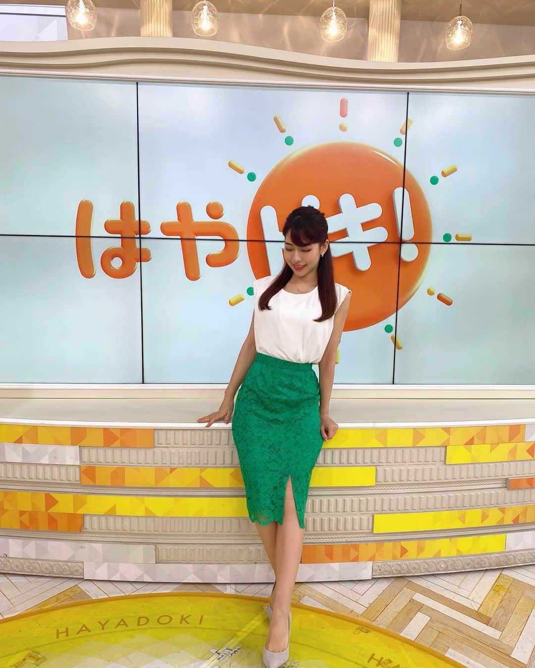 小野寺結衣さんのインスタグラム写真 - (小野寺結衣Instagram)「・﻿ ﻿ この日の衣装は緑×白でした🤍💚﻿ ﻿ 気づけばもうすぐ10月‥！早いですね。﻿ 私が大好きなハロウィンの季節🎃﻿ 今年はおとなしくお家ですごしますが☺︎﻿ ﻿ ﻿ ﻿ さて、明日から はやドキは各曜日、﻿ 少しメンバーが変わってお届けします📣﻿ 私は月曜日の担当になりますので﻿ 引き続きよろしくお願い致します😊🤲﻿ ﻿ ﻿ ﻿ #TBS #はやドキ #セントフォース #小野寺結衣﻿ #今日は口の中にたくさん塩を入れられてしょっぱい！ と思う夢を見て目が覚めました ﻿#なんででしょう😭 #快眠グッズ #快眠方法 #募集中です #🦄💤﻿」9月27日 18時57分 - yui_onodera0831