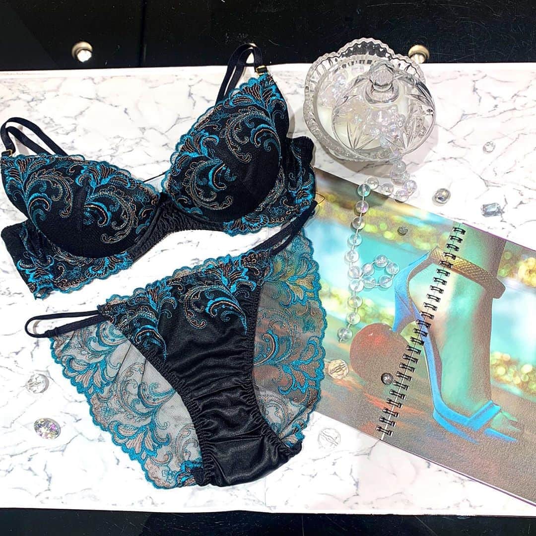 Ravijour札幌4丁目プラザ店のインスタグラム：「#onsale   前から見ても豪華な刺繍が目立ちますが バックベルトまで刺繍が入ってるので 360°どこから見ても美しいランジェリー❤️  詳細はブログ更新してます☺️  #ravijour  #ravijourstaff  #ravijour_official  #ravijoursapporo  #ラヴィジュール」