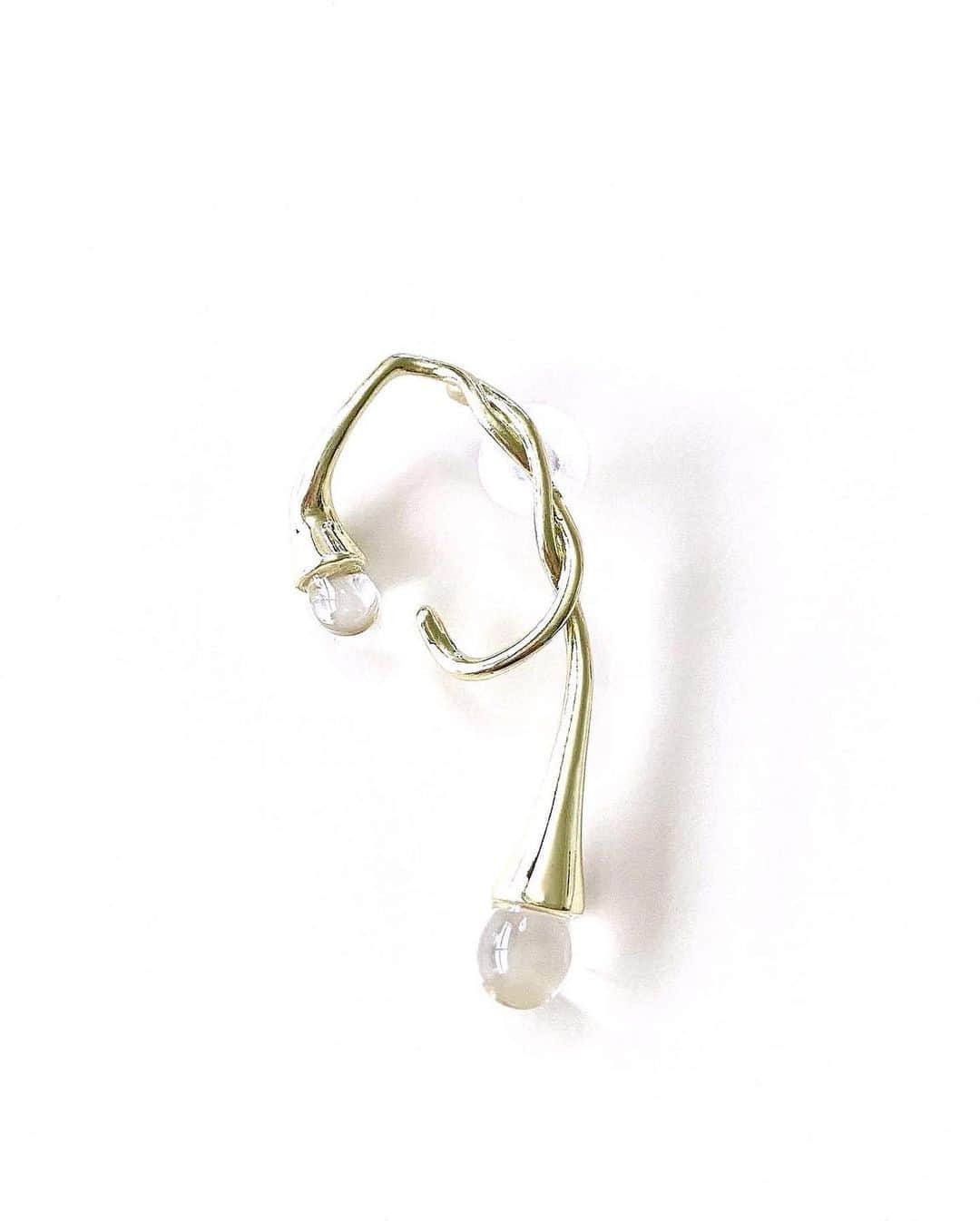 Unique & Basic 「UBASIC」さんのインスタグラム写真 - (Unique & Basic 「UBASIC」Instagram)「Recommend item﻿ ﻿ ☑︎ [single] intertwined lamp pierce﻿ gold / silver﻿ ﻿ まるでランプが垂れ下がったような﻿ 存在感のある片耳用のpierce.﻿ コーデのアクセントになります.﻿ ﻿ 他、新作も入荷しております.﻿ ぜひご覧下さい⚪️﻿ ﻿ ﻿ ljs_official﻿ https://www.ljs-official.com﻿ ﻿ ﻿ #ljs﻿ #lejourspecial﻿ #ljsofficial﻿ #気変え﻿ #エルジェーエス﻿ #acc﻿ #accessory﻿ #pierce﻿ #goldaccessory﻿ #gold﻿ #silveraccessory﻿ #silver﻿ #lamp」9月27日 19時00分 - ljs_lejourspecial