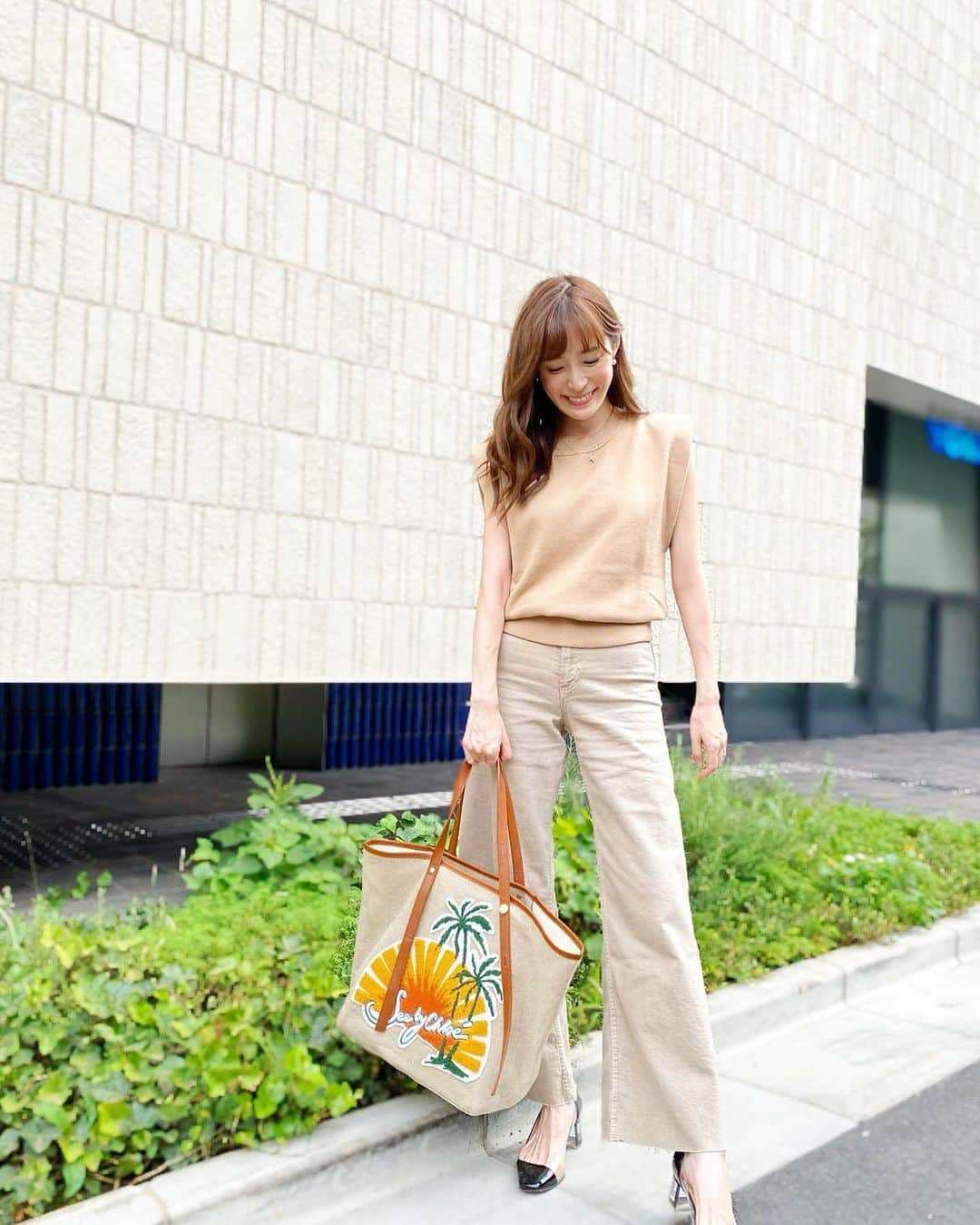 小林真由のインスタグラム：「⋆﻿ ラインが綺麗なパンツ🦩﻿ すぐそこまでだったけど﻿ 久しぶりにヒールを履きました👡🤍﻿ 大人だけの時はやっぱり履きたい!﻿ 気持ちが上がる〜﻿ ﻿ tops&pants: #zara﻿ shoes: #louboutin﻿ bag: #seebychloe﻿ ﻿ ﻿ 質問頂いてた品番は﻿ tops: 6254/110/743﻿ pants: 8246/066/806﻿ です🐩💓﻿ この夏用バッグもまた来年👋🏻﻿ ﻿ ﻿ ﻿ #ザラ #ルブタン #クリスチャンルブタン #シーバイクロエ #マザーズバッグ #ファッション #コーデ #ママコーデ #女の子ママ #男の子ママ #ママライフ #コーディネート #1歳 #生後1ヶ月 #ベビー #二人育児」