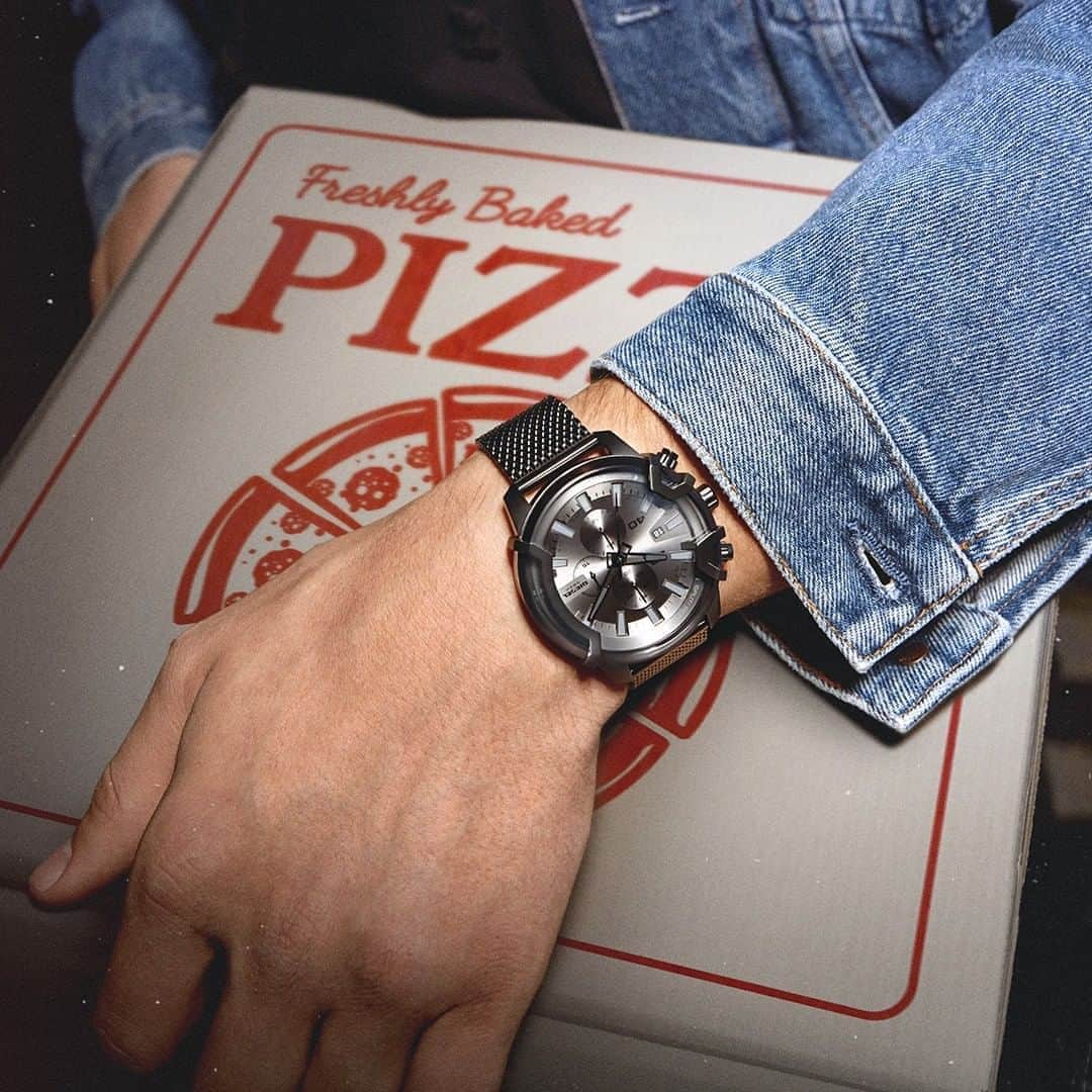 ディーゼルのインスタグラム：「Pizza Margherita and a brand-new watch.  Two things that will not make you miss your 2020 Italy trip. #BeautifulMemories」