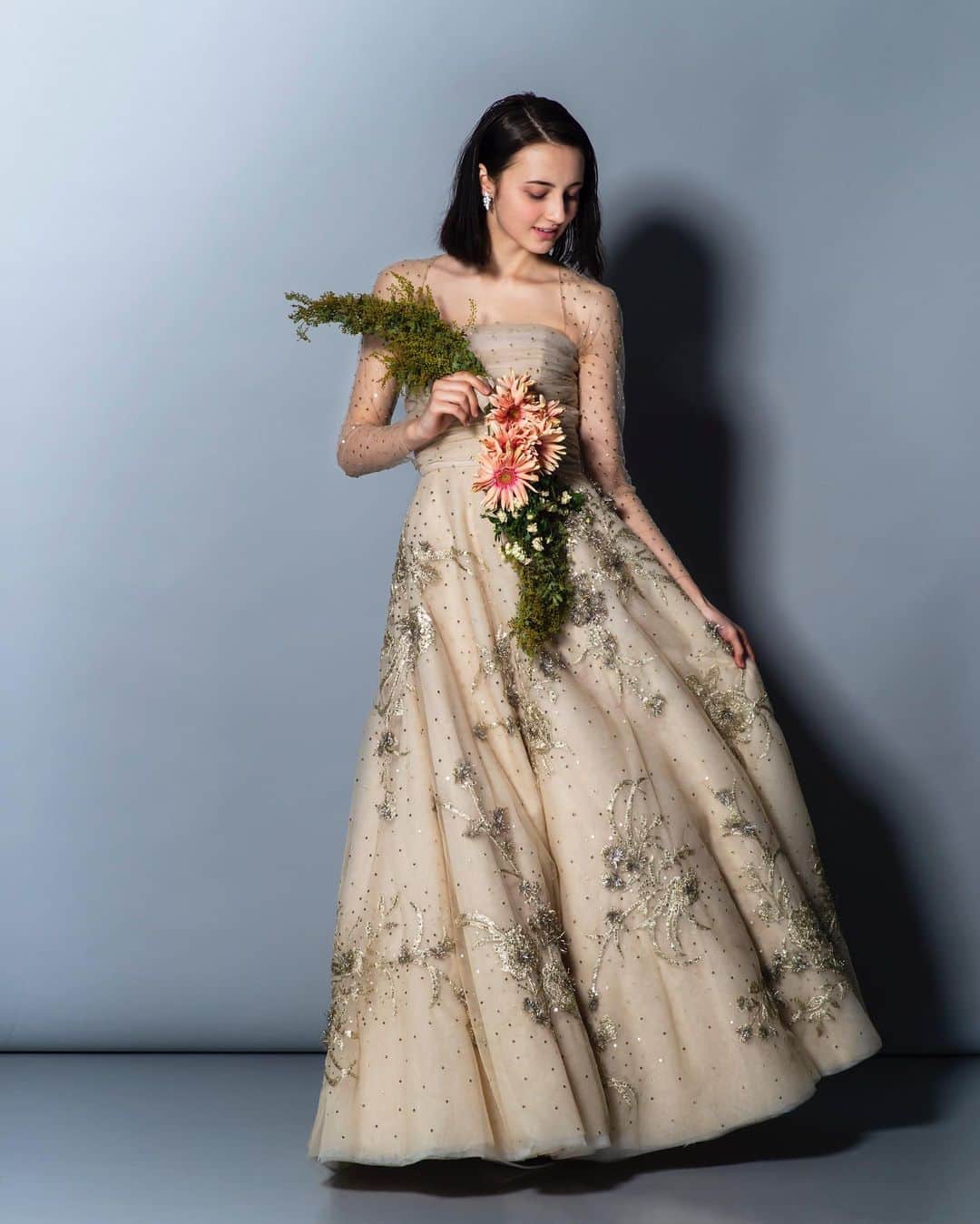 ACQUA　GRAZIE（アクア・グラツィエ）さんのインスタグラム写真 - (ACQUA　GRAZIE（アクア・グラツィエ）Instagram)「.﻿ まるで素肌にデコレーションされたかのような﻿ ビーディングがきらめくドレス*﻿ ﻿ 柔らかなシャンパンゴールドカラーは﻿ 花嫁さまを上品で女性らしく演出してくれます…♡﻿ ﻿ 透け感のあるロングスリーブの珍しいデザインです◎﻿ ﻿ —————﻿ ▼ドレスを試着したい方はコチラへ＊*﻿ http://bit.ly/2tsedfx﻿ >>> @acquagrazie﻿ ▼公式HPにはドレスラインナップがたくさん♪﻿ http://www.acquagrazie.com/sp/﻿ ﻿ 【商品名】：SB019/GOL﻿ ※店舗によって、取り扱いのない商品もございますので﻿ 予めご了承下さいませ﻿ —————﻿ #アクアグラツィエ #ACQUAGRAZIE﻿ #AG花嫁﻿ #destinyline #デスティニーライン﻿ #プレ花嫁 #卒花 #wedding﻿ #日本中のプレ花嫁さんと繋がりたい﻿ #花嫁 #ウェディングドレス #ドレス迷子﻿ #ドレス試着 #ウェディングレポ﻿ #試着レポ #運命のドレス #卒花嫁﻿ #2020冬婚 #2020秋婚 ﻿ #2021春婚 #2021夏婚﻿ #結婚式準備 #weddingdress﻿ #試着 #試着レポ #ベストアニバーサリー﻿ #ドレス試着﻿ #カラードレス﻿ #ゴールドドレス﻿ #ロングスリーブドレス﻿ #sachinandbabibride」9月27日 19時01分 - acquagrazie