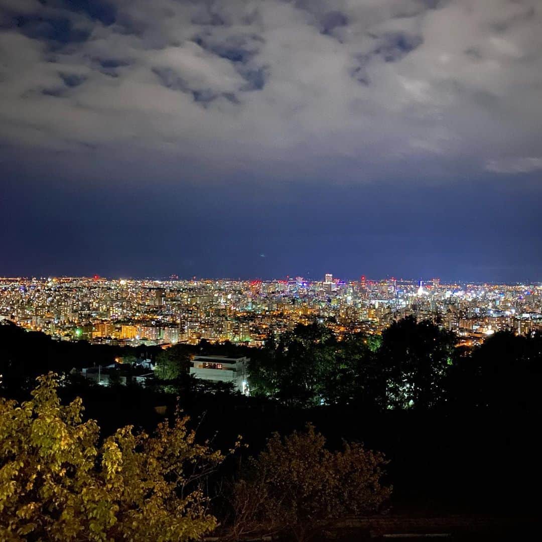 柴田平美さんのインスタグラム写真 - (柴田平美Instagram)「素敵な会場で お仕事でした🌃✨ ＊  終了後は 本当に空気が澄み渡っていて 輝きが増していました✨✨ ＊  札幌の夜景って どうしてこんなに綺麗なんだ〜 大好き🌃✨ ＊  空の感じも とても良い。。。  癒されました。。。  #夜景 #夜空 #札幌 #ローズクライストガーデン教会  #北海道 #アナウンサー」9月27日 19時01分 - narumi.shibata99
