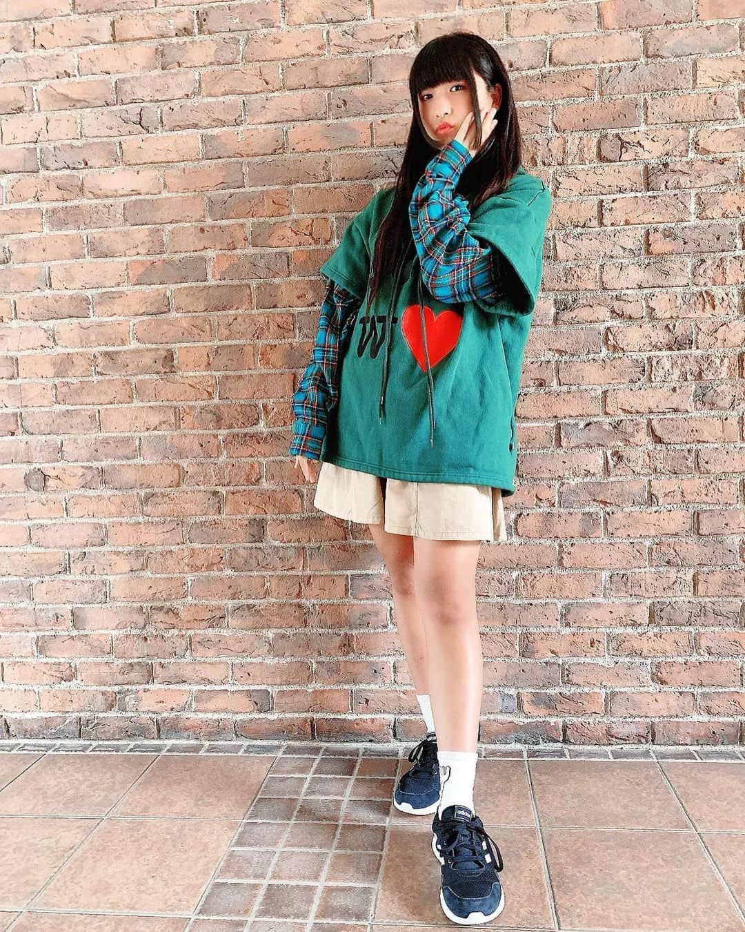 りりりのインスタグラム：「🌾昨日のコーデ🌾  昨日はとあることをしてきました❣️ またお知らせできるようになったら言うね😚  パーカーいいよね❣️好きです( 〃 ❛ᴗ❛ 〃 ) みんなのおすすめ秋コーデとかある⁉️⁉️ 教えて〜♡♡ 後でコメント返すね📝♡  #りりりちゃんコーデ日記 #秋服コーデ  #パーカーコーデ   ■トップス→ @littlesunnybitestyle  ■キュロット→ ママのおさがり ■靴下→ たしか子供服のメーカー ■靴→ @adidas」