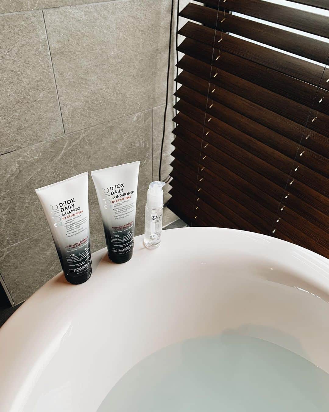小西翼さんのインスタグラム写真 - (小西翼Instagram)「. detox daily shampoo 🖤 キシッとするかな？と 思ったけど、３つ全部 使うといい感じ✌️ 髪の毛ノンストレス！ . #shampoo#giovanni」9月27日 19時12分 - tucha_k