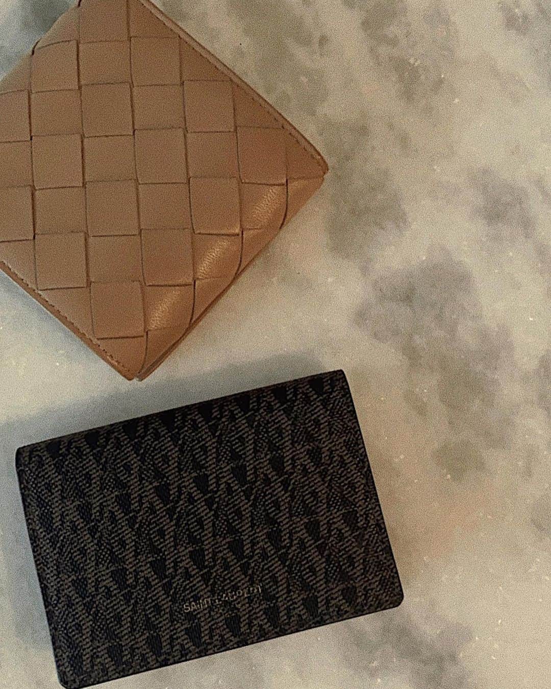 Alisaのインスタグラム：「my wallets🤎  @bottegaveneta の三つ折りタイプをメインに @ysl のカードケースをサブとして  財布はいつもメンズのデザインに惹かれます☕️  毎日使うものはどんどんコンパクトにしていきたい、、、  #wallet#bottegaveneta#saintlaurent」
