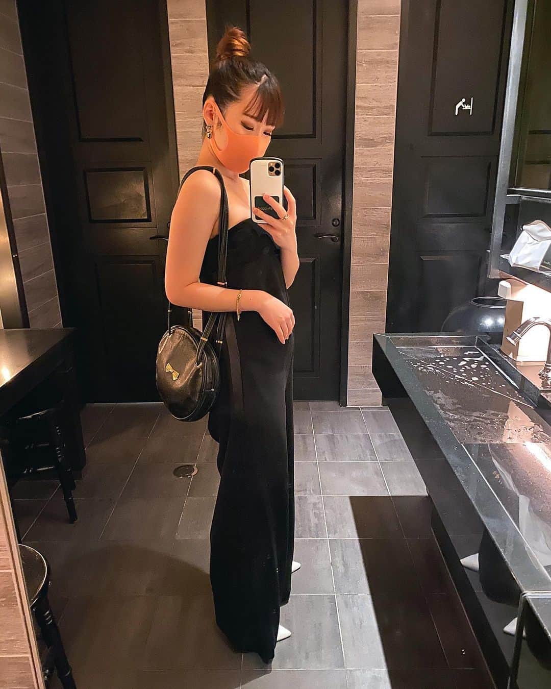 のインスタグラム：「このバッグ、お気に入り！ 母からのお下がり😊❤️ 辛めのお洋服が多いので、リボンがついて少し可愛らしさが加わるところが好き🎀  #恵比寿 #tokyo #fashion  #photo #likeforlikes  #photooftheday #instagood #igers #좋아요 #写真好きな人と繋がりたい #여행 #가족여행 #여행스타그램 #お洒落さんと繋がりたい #sexy #coodinate #zara #fashiongram  #pants #お団子ヘア #hairstyle #style #コーディネート #followｍe #follow #instalike #photooftheday #sunday #allinone #black」