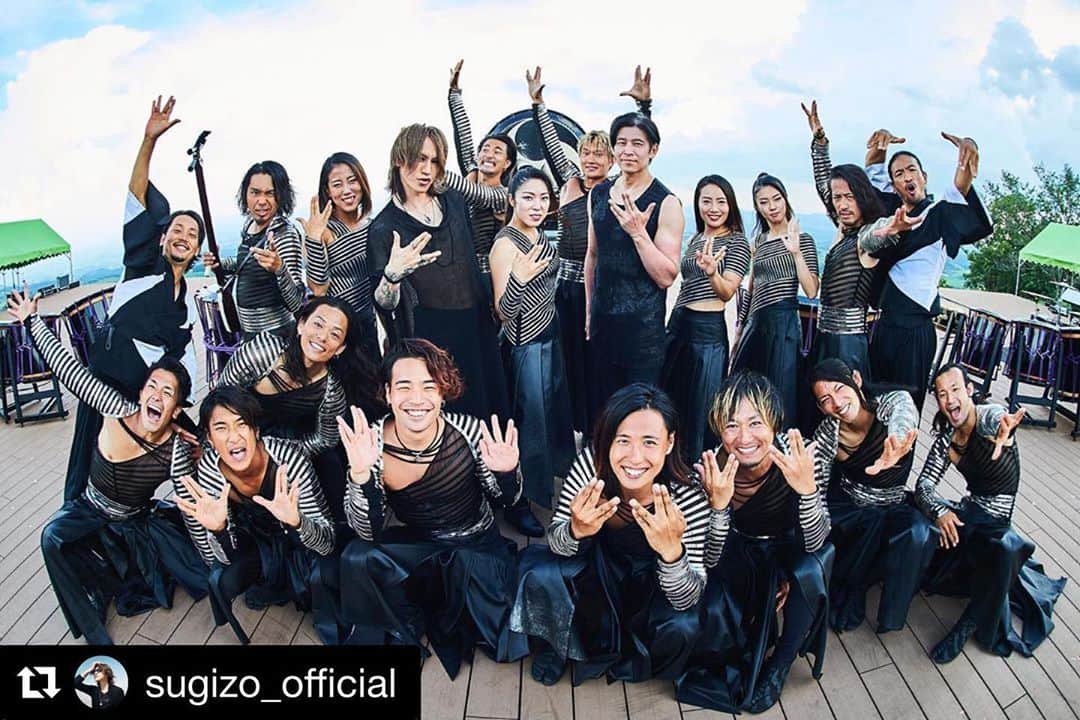 宮上元克のインスタグラム：「配信始まってます！DRUM TAOxSUGIZO終演後のとても良い写真 #drumtao #sugizo #Repost @sugizo_official with @get_repost ・・・ もうすぐ19時より！  「DRUM TAO × SUGIZO Special Collaboration Live」  当日の録音トラブルにより残念ながらサウンドクオリティが完全なものではないのですが、是非みんなにあの奇跡のコラボを観てもらいたくて。  チケット料金：3,000円（税込） ※別途システム手数料がかかります。  チケットご購入方法 ・ローソンチケット 発売期間：9月27日（日）18:59まで https://l-tike.com/drumtaosugizo/  ・イープラス 発売期間：9月27日（日）19:00まで https://eplus.jp/drumtaosugizo/  Photo by Keiko TANABE.」