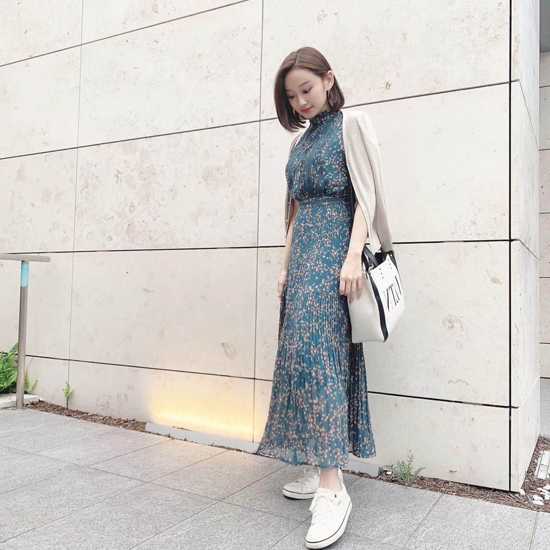 MAYUMIさんのインスタグラム写真 - (MAYUMIInstagram)「🐋 * one-piece… @fray_id  bag… @maisonvalentino  sneaker… @puma  * この前東京行った時のコーデ。 沢山歩くので、スニーカーstyle👟 * 渋カラー好きの私としては、秋の ファッションが大好きなんですよね☺️ * #autumn #outfit」9月27日 19時08分 - mayumiii0305