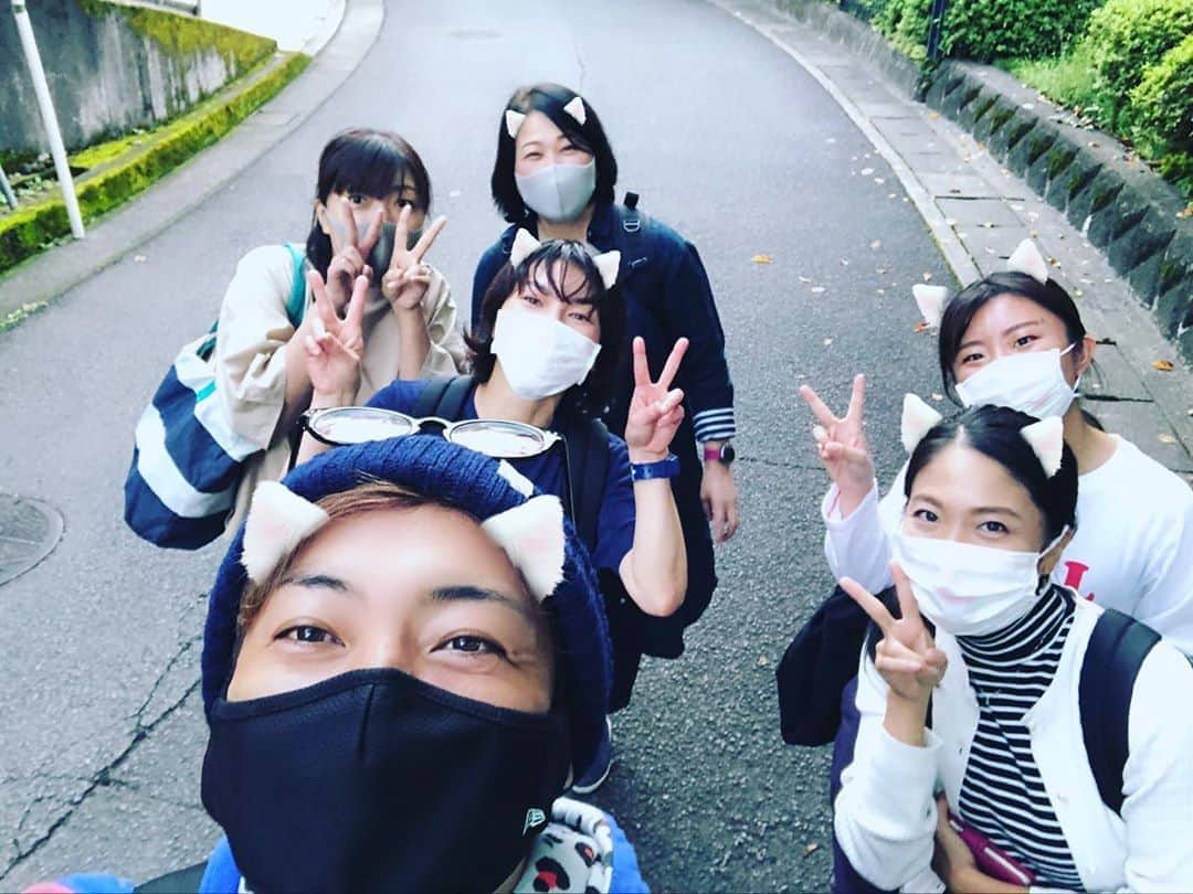 つるの剛士さんのインスタグラム写真 - (つるの剛士Instagram)「今日も授業終了〜。楽しかった。  というわけで、同じ方面の同級生の皆さんとワイワイと帰路。  今日の講義も女性ばかりで男は僕ひとりでしたが、女ばかりのなかで育ったせいか、まったく違和感はない（周りは教室にオジサンひとりをどうおもってるのか知らないけど…）。  そして、 勉強するたびに感じること。 保育業（社会福祉）、改めて尊いお仕事だ。  帰り道みんなで写真撮ったら、 「美肌にしてー」とか「耳つけてー」とか言われたんですが。。これでいいの？（娘に聞きながらやってみたんですがお一人だけなぜか耳がつかない！！😭※お写真承諾済み）  #キャンパスライフ #45歳短大生　#半年経過 #お昼ご飯も屋上でワイワイと #お弁当褒めてもらった #年代バラバラ #今日は帰り学生証ちゃんとはずした  #青春  #皆さんも志がたかくて勉強になります  #学んで遊んで勤しんで  #幼稚園教諭免許取得　#保育士資格取得 #目指せ保育短大卒業への道」9月27日 19時15分 - takeshi__tsuruno