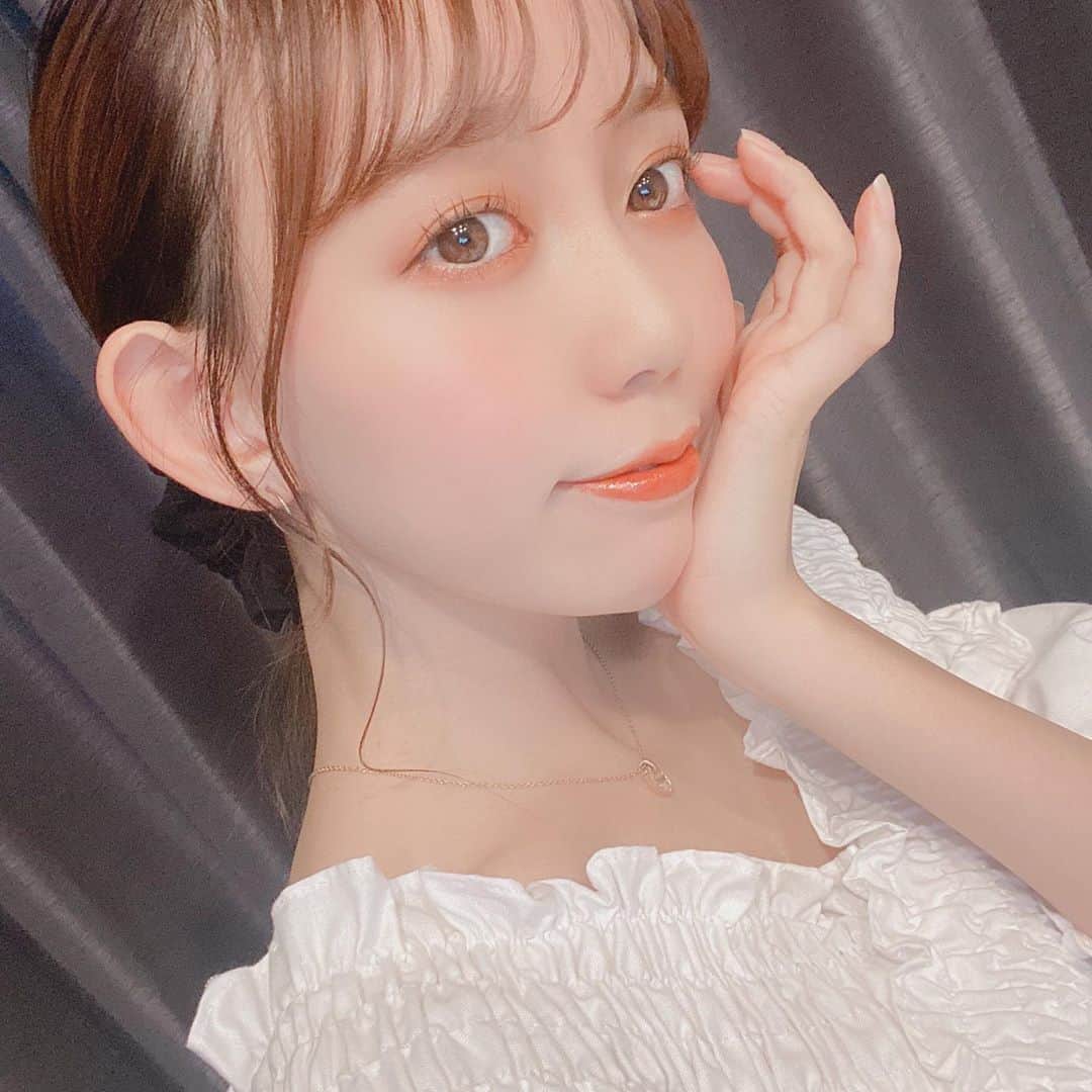 野島樺乃のインスタグラム：「久しぶりに自撮り投下‪(っ ¨̮ )╮=͟͟͞͞‬♡ 余談だけど、最近は涼しくなってきたから飲み物hotを頼みがち。好きな季節〜」