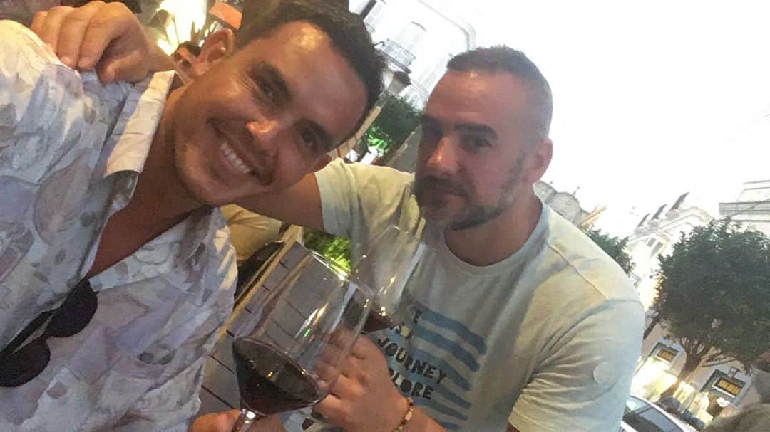 ハイメ・ヒメネスのインスタグラム：「¡Los malos tiempos traen verdaderos amigos! ⚽️🍷@morenolarranaga . . . . . . . . #sinfiltros #amistad #futbol #vino #valdepeñas #verano #2020 #covid_19 #venceremos #sol #playa #pescadofresco #nofilters #friends #wine #summer #sun #beach #freshfish #cádiz」