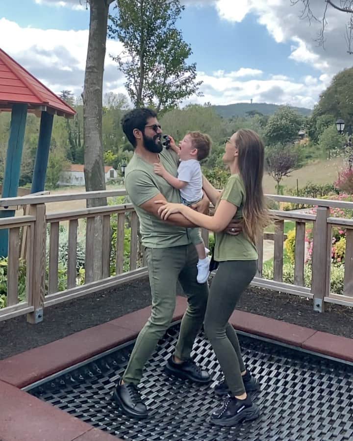 Fahriye Evcenのインスタグラム：「Mutluluk.. 🙏🏻🎈😌」