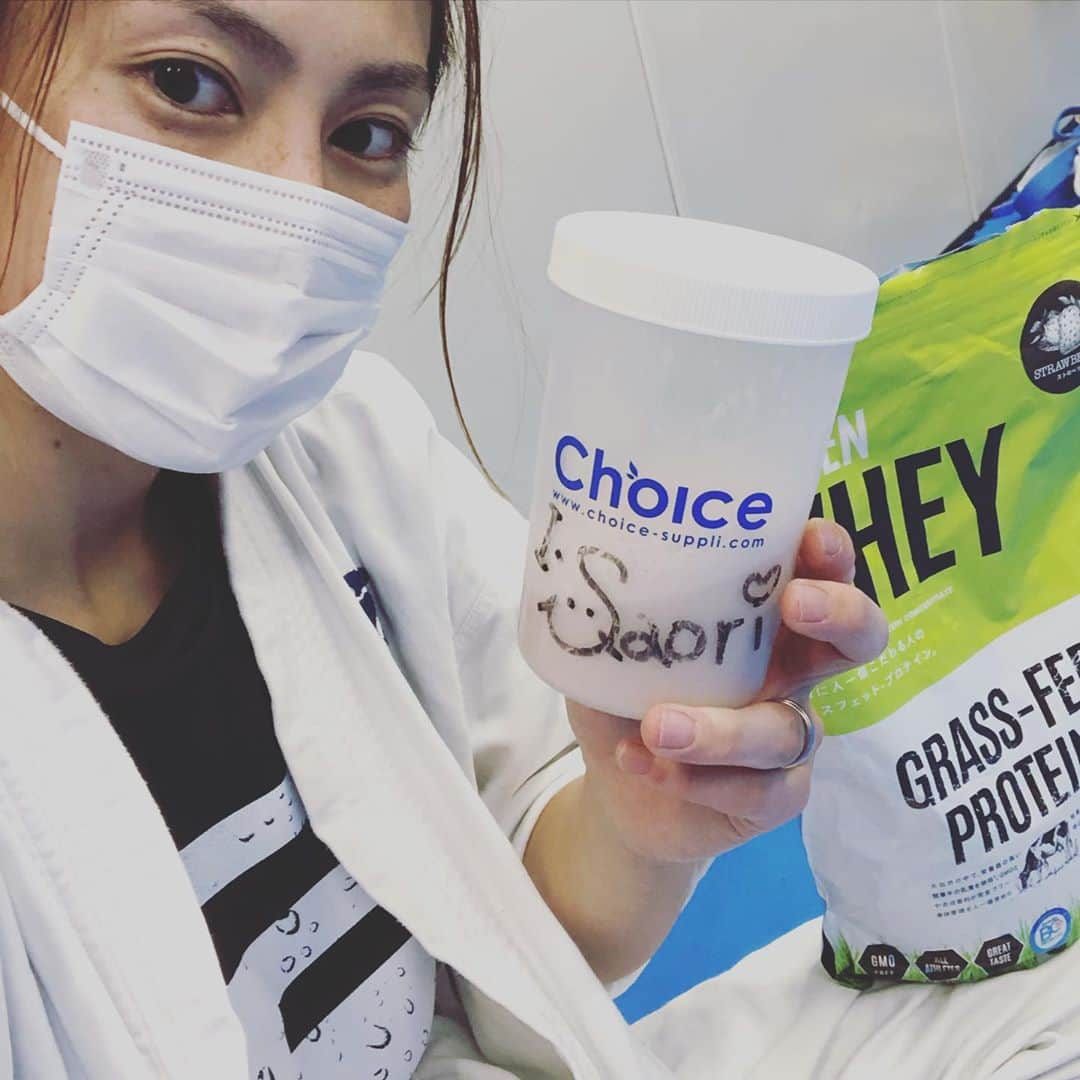 石岡沙織さんのインスタグラム写真 - (石岡沙織Instagram)「@choice.protein  昨日は打撃クラス🔥 ミットいっぱいやらせてもらいました❗️ . 今日はレスリング🤼‍♀️ 教えつつ、もうすぐ高校生たちとのスパーで、盗めるものは盗む💪笑 (最近スパーでのタックル調子良いw) . 終わった後はみんなで #choice  今日はみんな違う味 イチゴ、抹茶、コーヒー☕️ . 夜は #rizin 観ます🔥 . #チョイスプロテイン #ゴールデンホエイ」9月27日 19時20分 - saori_ishioka_mma