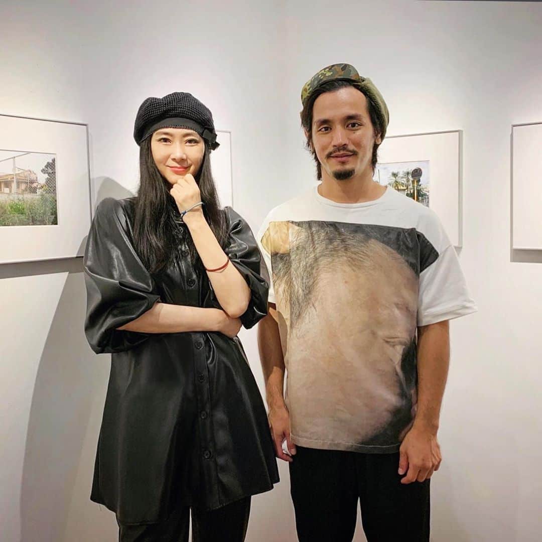 安珠のインスタグラム：「石川竜― 「地元景」～絶景社ポップアップ展9/26﻿ ﻿ 2013年、石川くんが沖縄を案内してくれたとき、いきなり走ってどっか行っちゃったと思ったら、好みの被写体を見つけて撮影がはじまってて唖然！﻿ でも、その姿かっこよかったなぁ笑。﻿ ﻿ ブランドとのコラボ写真も振り切ってて最高﻿ 販売された展示作品は絶景社hpでご覧になれます﻿ 絶景社を立ち上げたusp興味津々﻿ https://thebase.in/inquiry/zekkeisha」