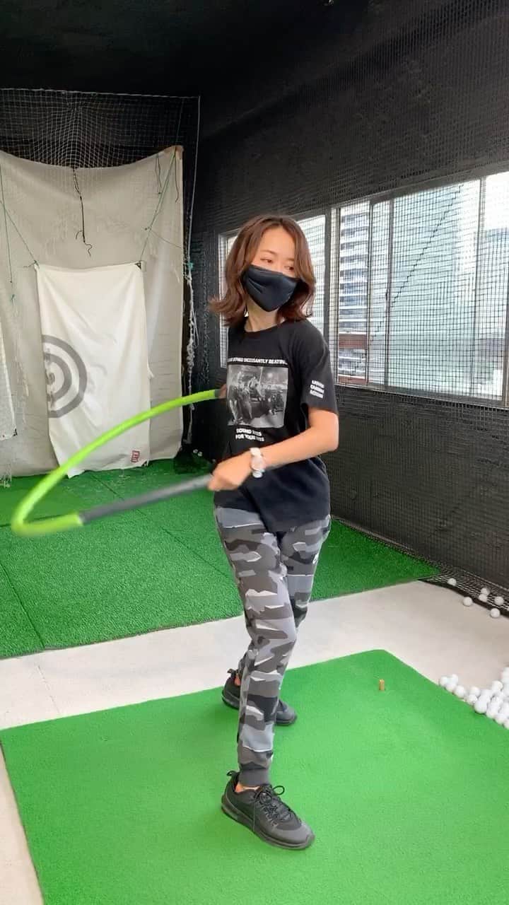 のインスタグラム：「無様シリーズ🤦🏾‍♀️🤦🏾‍♀️🤦🏾‍♀️ @harajukugolf_academy ⛳️ 休憩中にて🌱☺️ ・  ・ ・ 山吹筋トレフラフープチャレンジ🤸🏾‍♀️🔥 前から頑張ってるけど…本当に重くて難しいーー😂💦 当たると痛いし💀💔爆。 腹筋とか色々体幹が必要なんやろーな🤔🤔🤔 ・ ・ ・ 色々アドバイスもらって… 山吹は横振りでなんとか少しできるよーになりました㊗️👏🏾🥺 ・ ・ ・ 見た目は触れないでね㊙️😂爆 もっとかっこよくできるよーに頑張ろ💪🏾🤣 ・ ・ ・ レッスン風景はまたアップします🏌🏾‍♀️🌱 ・ ・ ・ #無様シリーズ #クレームは受け付けません ⚠️笑 #山吹スポーツシリーズ #nike #ナイキ女子 #スポーツ女子#ゴルフ #フラフープ　筋トレ #簡単そうに見えるけど  #難しい 😂 #これでも必死  #腹筋 #体幹 #頑張ろう　💪🏾🔥 #原宿ゴルフアカデミーの皆さん優しくて🙏🏾😂💓 #いつもお付き合いありがとうございます 🙇🏾‍♀️ #サザエさん 🎵 #温かい目で見てください 🙏🏾😂💦」
