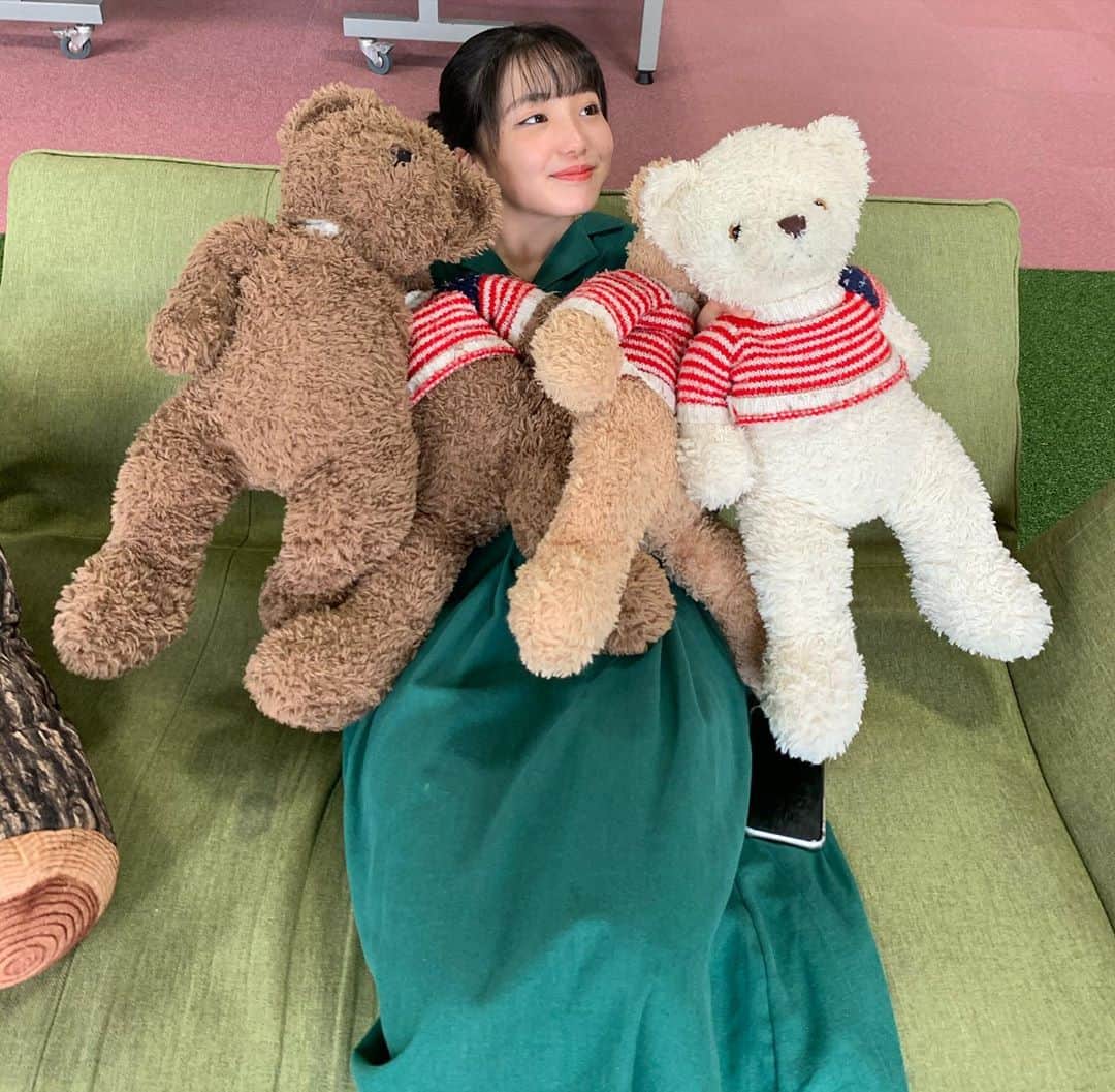 白井杏奈のインスタグラム：「・ くまちゃんの首に傷がついていることをこの写真を見て 気づきました🐻🩹💦 ・ 明日は月曜日 一緒に頑張りましょう〜！！ そろそろ中間テストです、、」