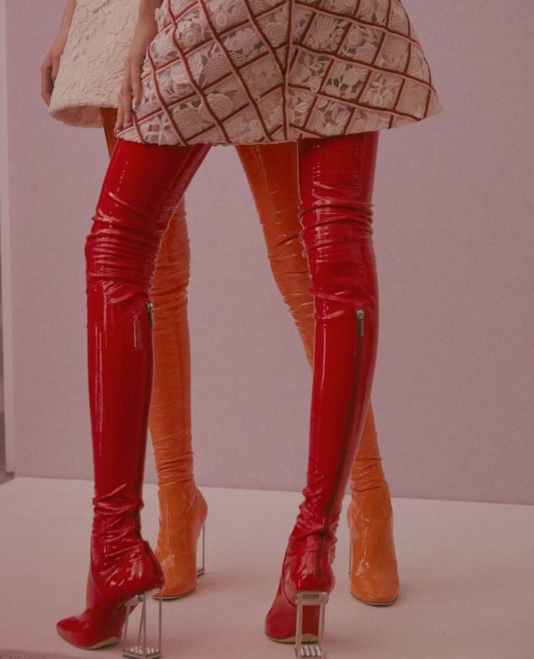 AnOther Magazineさんのインスタグラム写真 - (AnOther MagazineInstagram)「When Raf Simons brought a touch of kink to @dior Haute Couture 🖤⁠⠀ ⁠⠀ Bringing together sequined guipure lace and multi-coloured pleating, rubber-plastic garments and kinky vinyl thigh-high boots, the beautifully eclectic collection paid ode to style chameleon David Bowie through an array of iconic silhouettes from the 50s, 60s, and 70s. “Something wilder, more sexual and strange”, is what Simons was aiming for, and achieved⁠⠀ ⁠⠀ 📸  is Dior Haute Couture S/S15, by @leacolombo  #TheShowsThatMatter」9月27日 19時25分 - anothermagazine