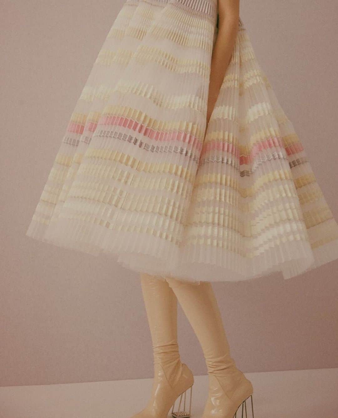 AnOther Magazineさんのインスタグラム写真 - (AnOther MagazineInstagram)「When Raf Simons brought a touch of kink to @dior Haute Couture 🖤⁠⠀ ⁠⠀ Bringing together sequined guipure lace and multi-coloured pleating, rubber-plastic garments and kinky vinyl thigh-high boots, the beautifully eclectic collection paid ode to style chameleon David Bowie through an array of iconic silhouettes from the 50s, 60s, and 70s. “Something wilder, more sexual and strange”, is what Simons was aiming for, and achieved⁠⠀ ⁠⠀ 📸  is Dior Haute Couture S/S15, by @leacolombo  #TheShowsThatMatter」9月27日 19時25分 - anothermagazine
