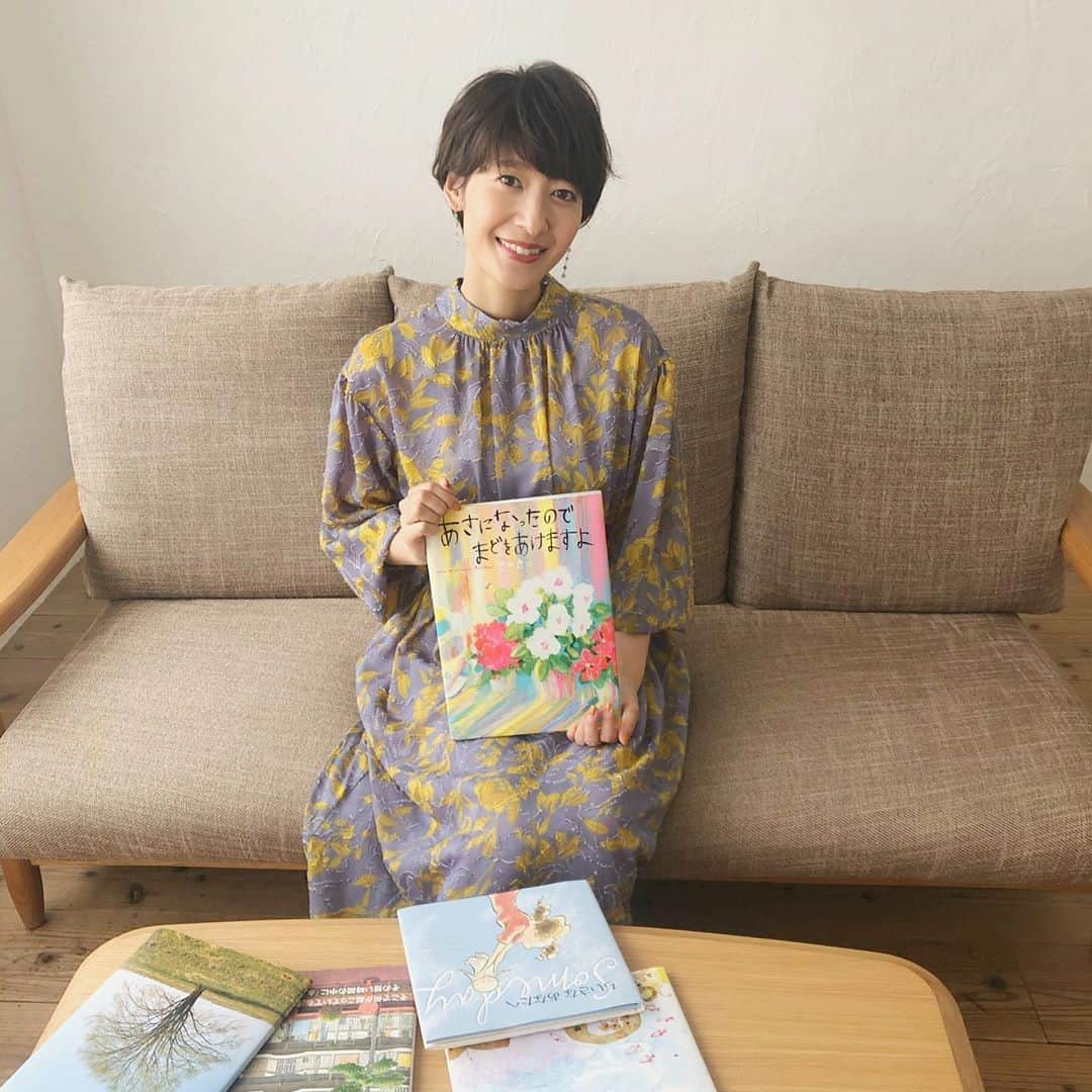 吉田明世さんのインスタグラム写真 - (吉田明世Instagram)「百貨店・高島屋さんの会報誌「Takashimaya Salon」10月号にインタビューを掲載していただきました。 テーマは、エンジョイマイプライベート！自粛期間に気づいたことや、おうちで楽しむ絵本についてお話しさせていただいています☻ 高島屋(特に二子玉川店…♡)は子どもの頃から通い続けている大好きな百貨店なので、とても嬉しかったです。 会員向けですが、おうちに届いた方はぜひ…✴︎ #高島屋　#Takashimaya #会報誌 #絵本専門士　#おすすめ絵本  衣装は ワンピース @apupil_official   ピアス  @naturali_jewelry  です♡」9月27日 19時25分 - akiyo0414