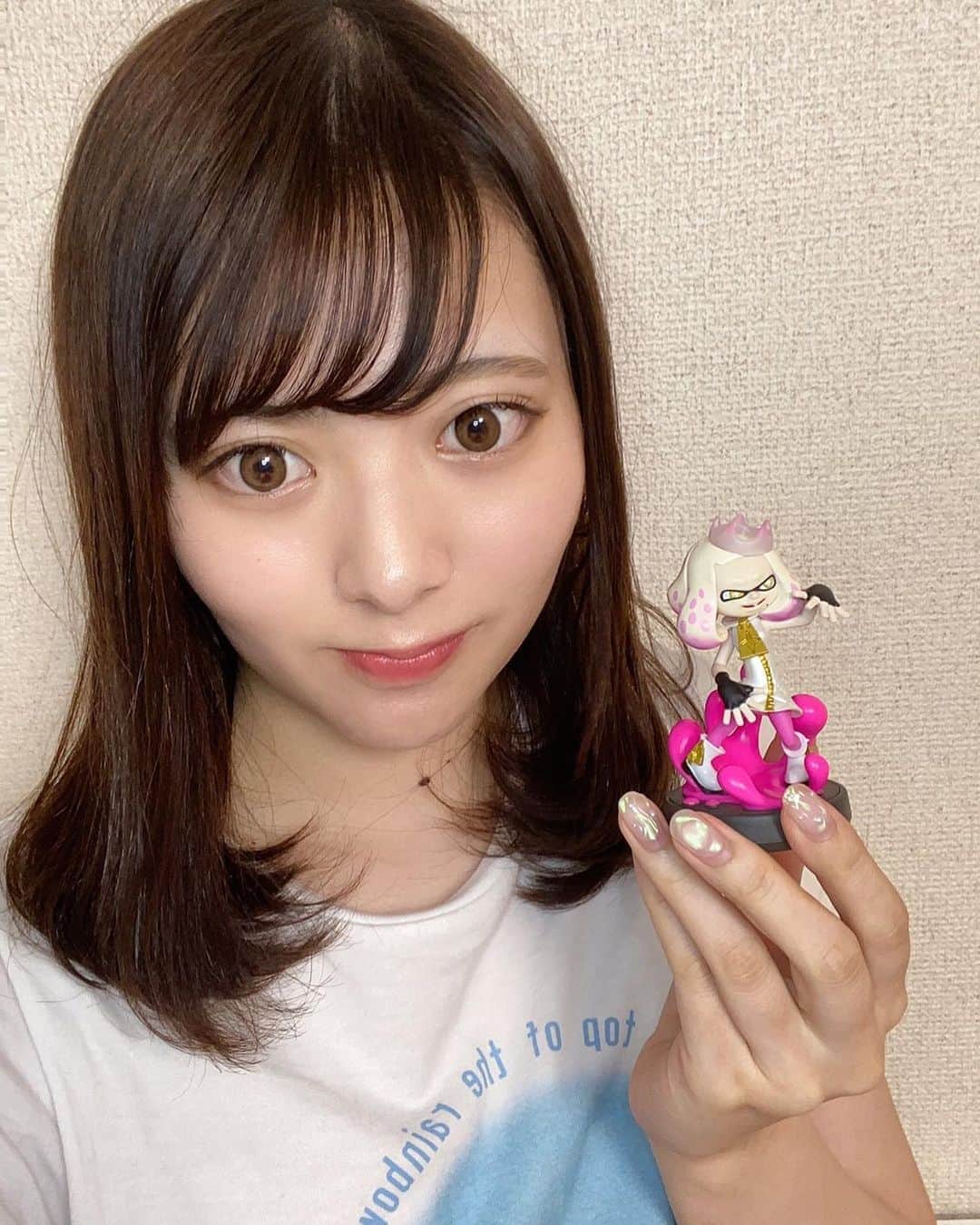 林桃絢美のインスタグラム：「・ こんばんは🌠 ・ 最近スプラトゥーンにハマっており、ついにヒメのamiiboを買ってしまいました☺🌷 ゲーム好きなのに下手くそなのでなかなかウデマエが上がらないです💦 ・ みなさんの好きなゲームは何ですか？ ・ 本日も #もなポチ していただけたら嬉しいです！🕊 ・ #スプラトゥーン　#nintendoswitch #nintendo #splatoon2 #ゲーム #game  #お気に入り #myfavorite #いいね返し #フォロバ100 #サロンモデル #サロモ #サロンモデル希望」