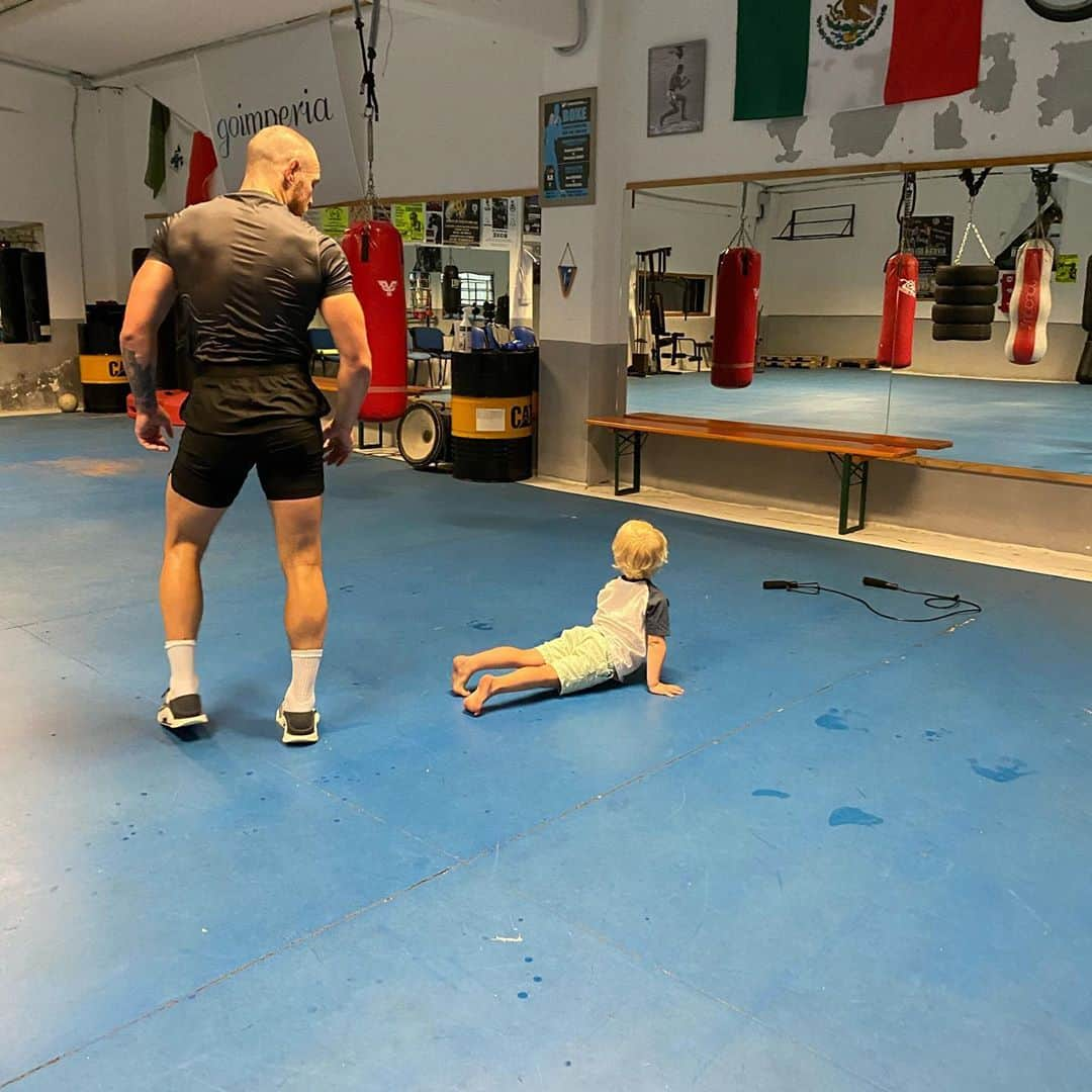 コナー・マクレガーさんのインスタグラム写真 - (コナー・マクレガーInstagram)「First time I got Jr. onto a proper push up! Happy out 😃 #LetsGoChamp  Thank you to my Queen for capturing ❤️」9月27日 19時36分 - thenotoriousmma