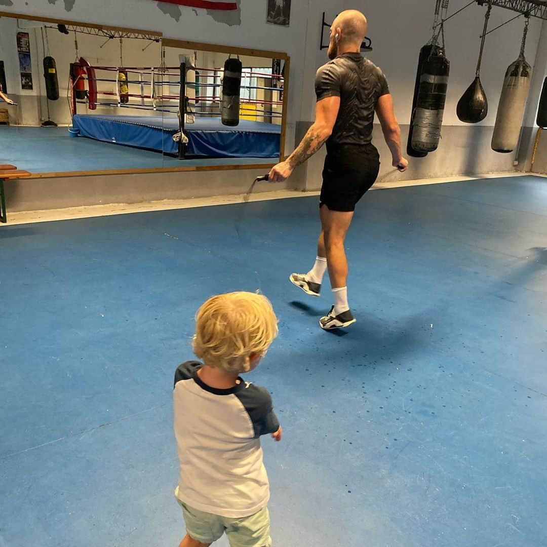 コナー・マクレガーさんのインスタグラム写真 - (コナー・マクレガーInstagram)「First time I got Jr. onto a proper push up! Happy out 😃 #LetsGoChamp  Thank you to my Queen for capturing ❤️」9月27日 19時36分 - thenotoriousmma