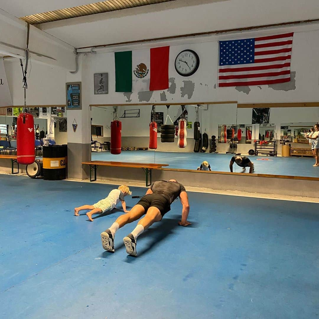 コナー・マクレガーさんのインスタグラム写真 - (コナー・マクレガーInstagram)「First time I got Jr. onto a proper push up! Happy out 😃 #LetsGoChamp  Thank you to my Queen for capturing ❤️」9月27日 19時36分 - thenotoriousmma