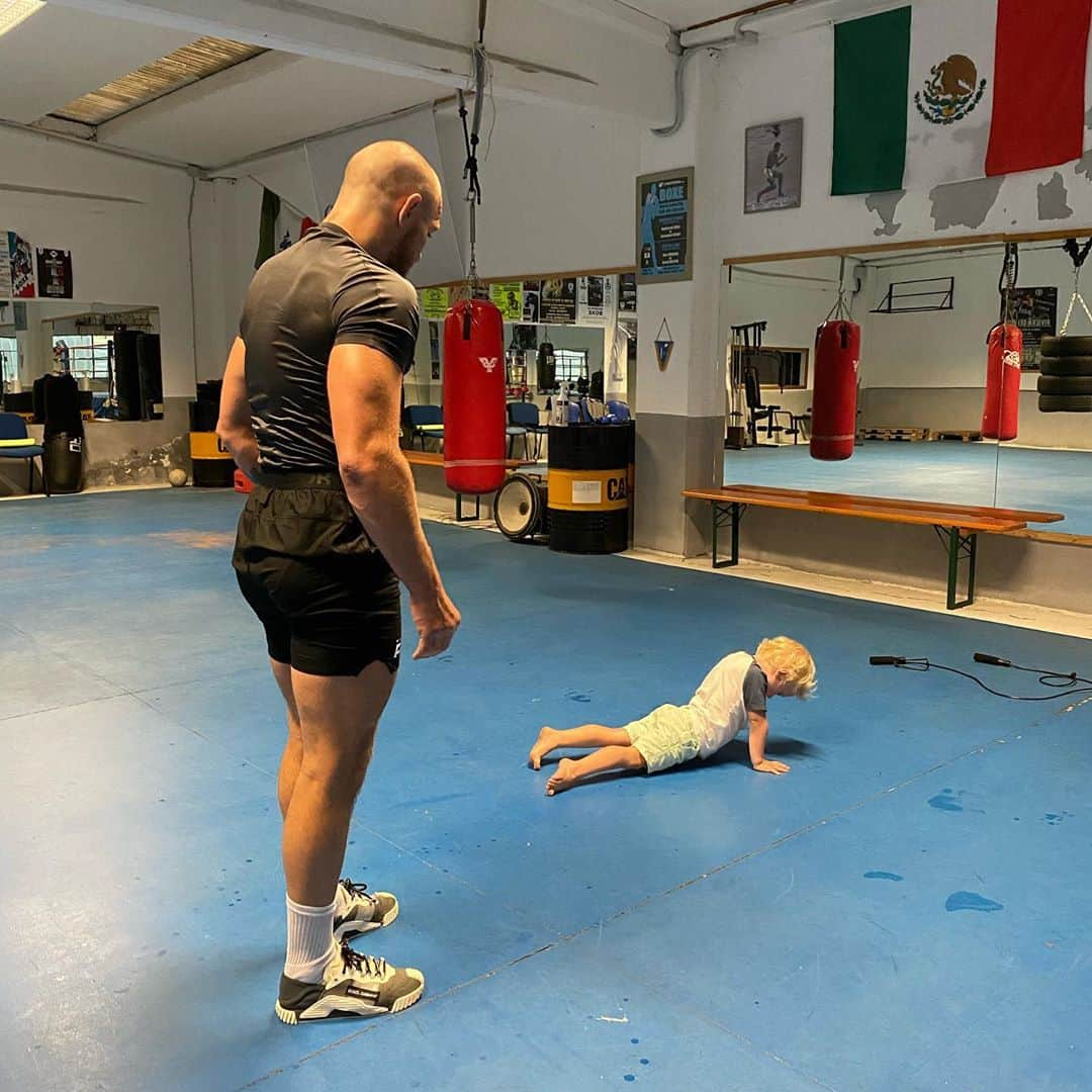 コナー・マクレガーさんのインスタグラム写真 - (コナー・マクレガーInstagram)「First time I got Jr. onto a proper push up! Happy out 😃 #LetsGoChamp  Thank you to my Queen for capturing ❤️」9月27日 19時36分 - thenotoriousmma