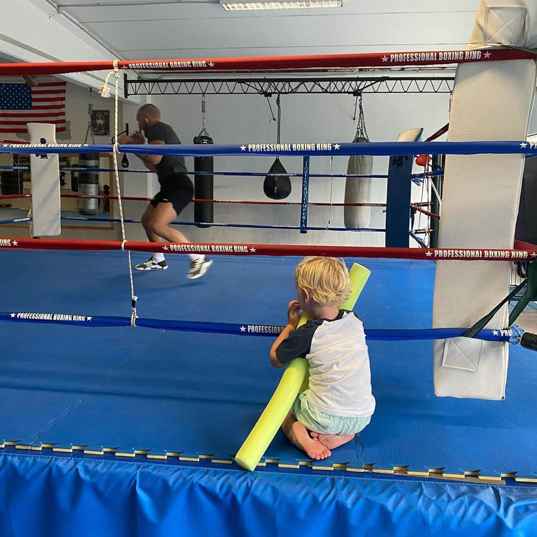 コナー・マクレガーさんのインスタグラム写真 - (コナー・マクレガーInstagram)「First time I got Jr. onto a proper push up! Happy out 😃 #LetsGoChamp  Thank you to my Queen for capturing ❤️」9月27日 19時36分 - thenotoriousmma