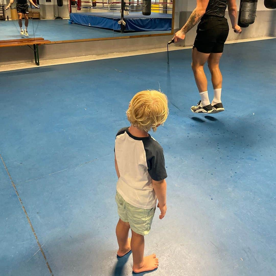 コナー・マクレガーさんのインスタグラム写真 - (コナー・マクレガーInstagram)「First time I got Jr. onto a proper push up! Happy out 😃 #LetsGoChamp  Thank you to my Queen for capturing ❤️」9月27日 19時36分 - thenotoriousmma