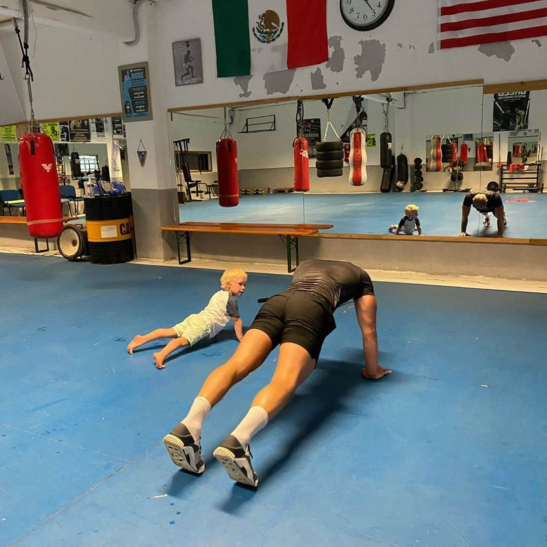 コナー・マクレガーさんのインスタグラム写真 - (コナー・マクレガーInstagram)「First time I got Jr. onto a proper push up! Happy out 😃 #LetsGoChamp  Thank you to my Queen for capturing ❤️」9月27日 19時36分 - thenotoriousmma