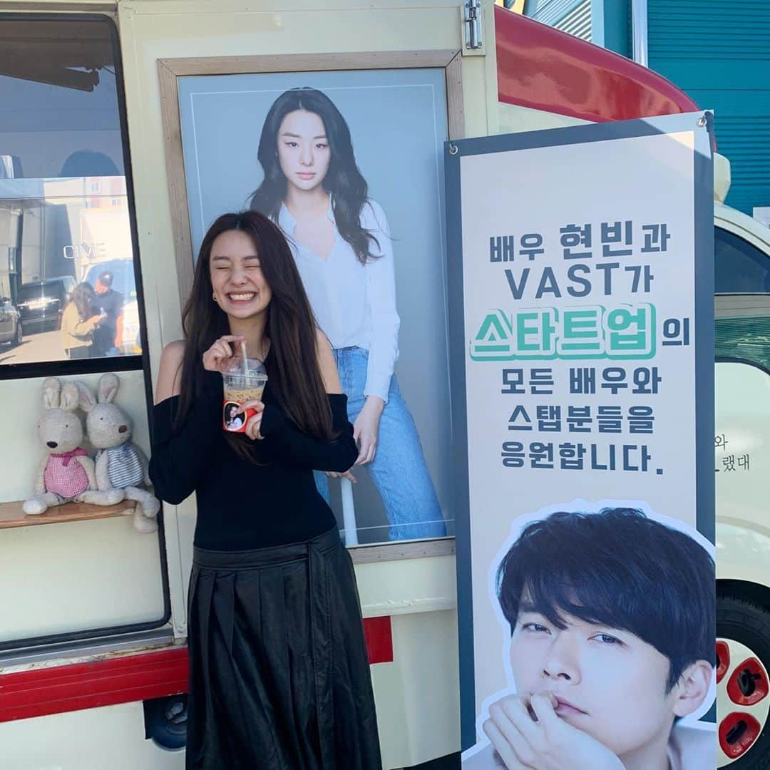 ステファニー・リーのインスタグラム：「오늘 스타트업 드라마 촬영중 커피차 선물이 ㅠㅠㅠ 감동 !!  선배님, VAST 식구들 감사해요! 너무 잘 마셨어용❤️ #스타트업#정사하#vastentertainment @vast.ent」