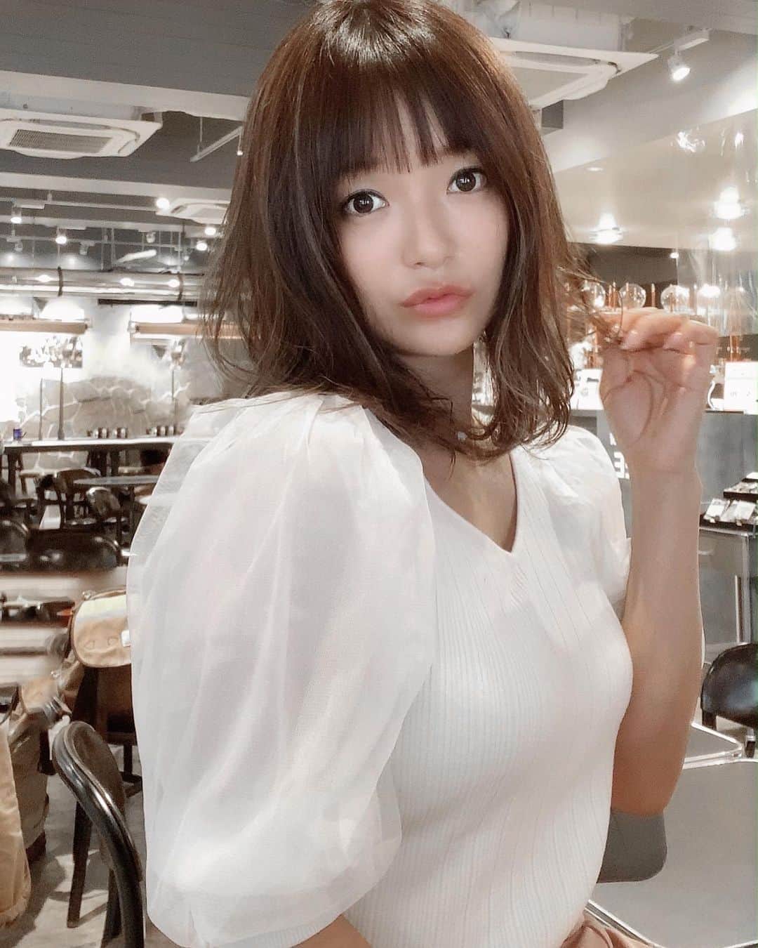 紺谷みえこのインスタグラム：「𝑝𝑢𝑓𝑓 𝑠𝑙𝑒𝑒𝑣𝑒 🐰🥕  最近は甘い気分だよ♡  #どんな気分 あとあと 伸ばしっぱなしのふぞろいな髪も 最近お気に入り  #MERCURYDUO  #tops #dress #fashion  #likes #model #マーキュリーデュオ  #トップス　#ファッション　#白　#大人コーデ　#お気に入り」