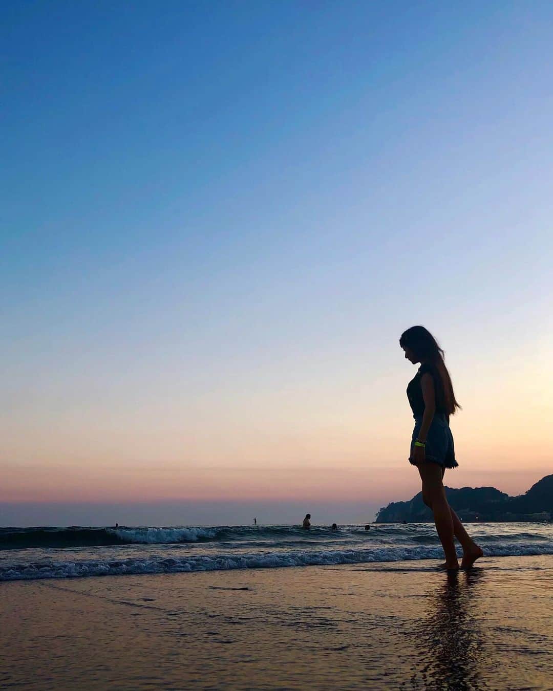 岡田栞奈のインスタグラム：「夕日が落ちる時間が1番好き🧡  いつかの海の。 #半袖が寒くなってきたね #夕日 #海 #鎌倉」