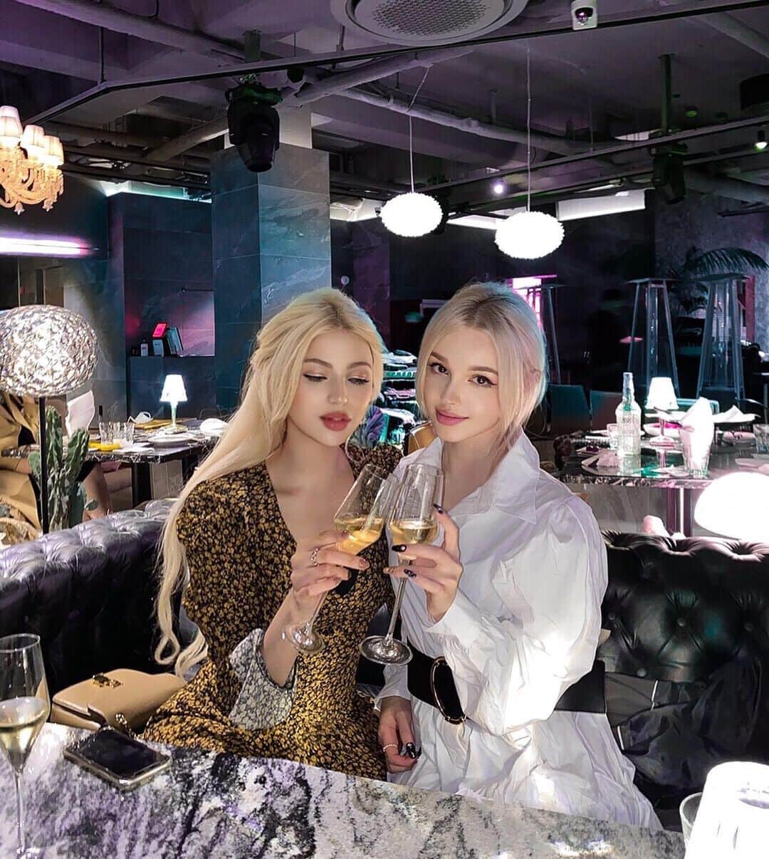 Elina 엘리나 (エリナ) さんのインスタグラム写真 - (Elina 엘리나 (エリナ) Instagram)「People thought we are twins because our hair colors the same😂💕 내 사랑 마이 베이비랑 너무 예뻐요 사진 #스케줄청담」9月27日 19時48分 - elina_4_22